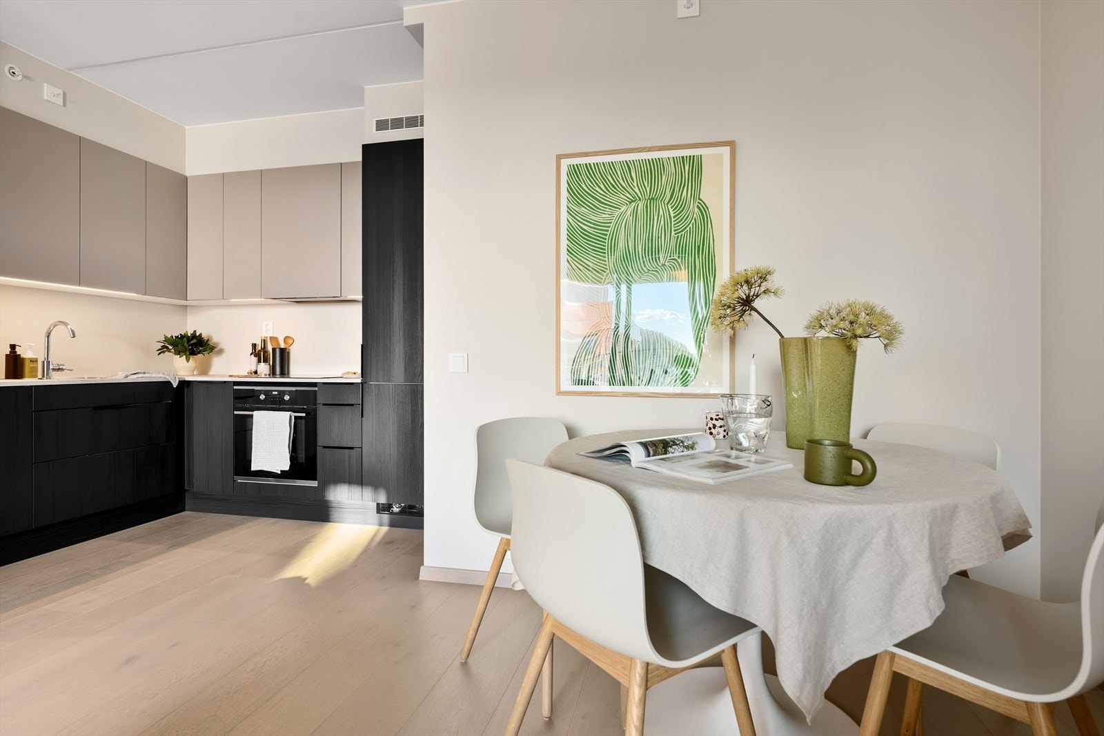 Det er også plass til et hyggelig spisebord Galleribilde