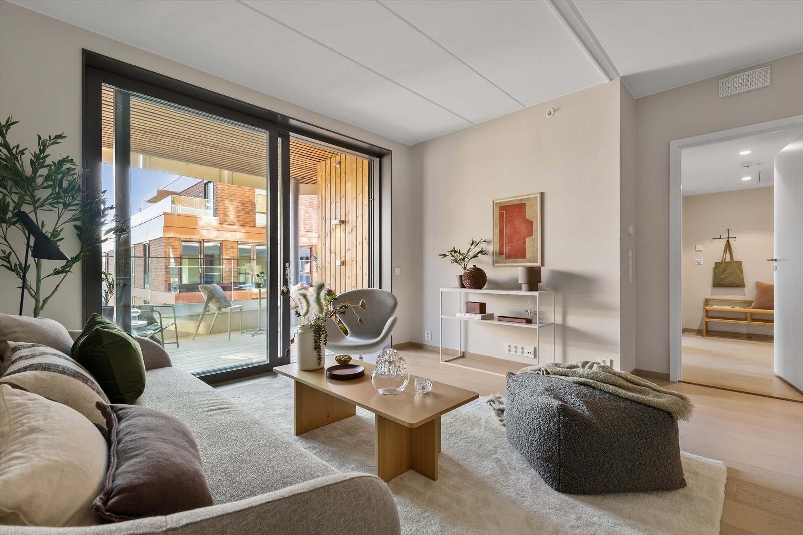 Det er godt med plass til sofamøblement, stuebord og mediemøblement Galleribilde