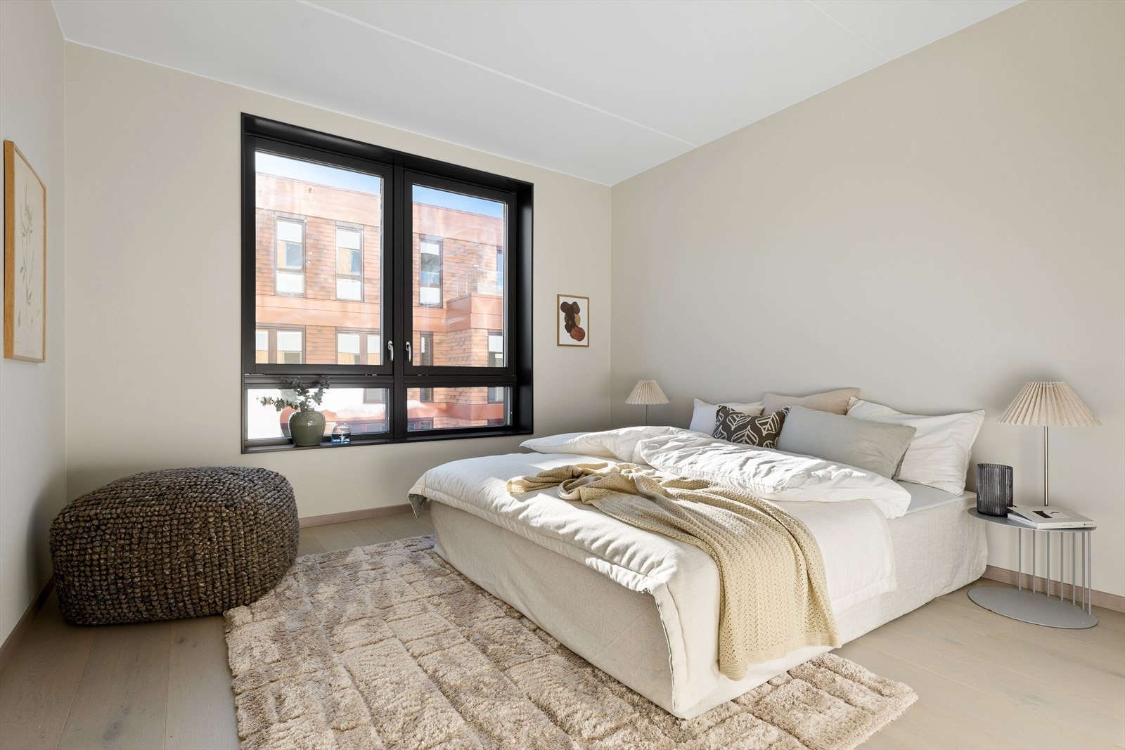 Leiligheten har 2 gode soverom - Hovedsoverommet har god plass til dobbeltseng med tilhørende møbelement samt plass til romslig garderobeløsning Galleribilde