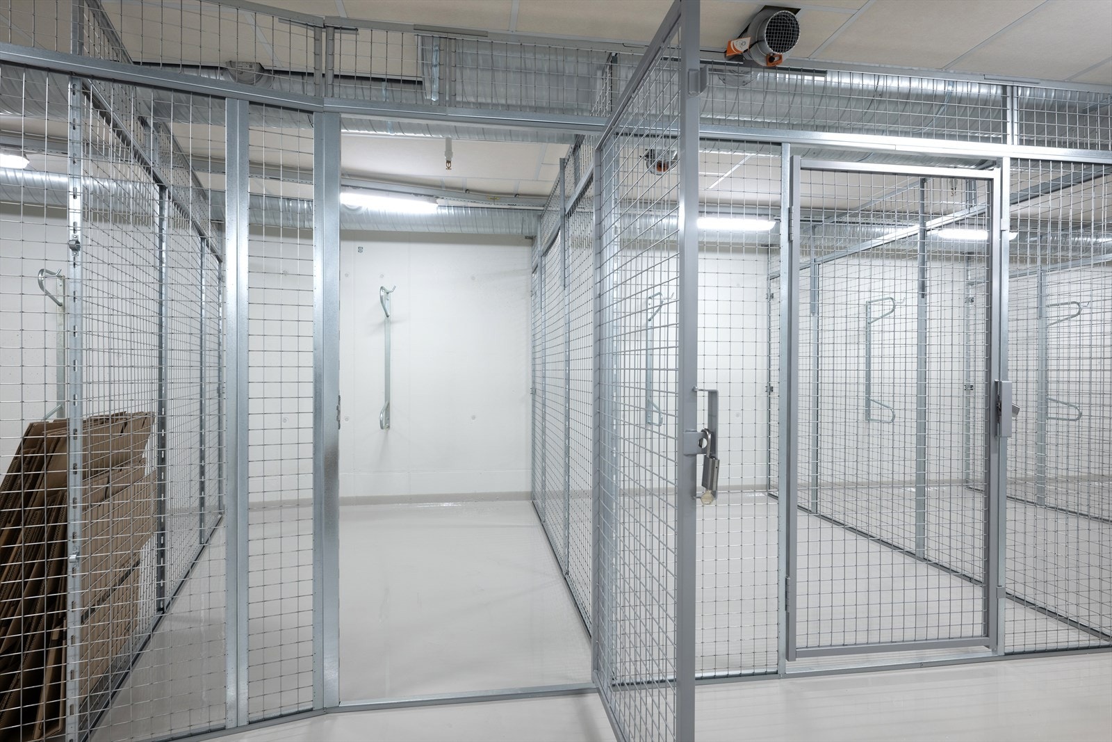 Leiligheten disponerer en sportsbod i U1 på ca. 6 m² merket 049 Galleribilde