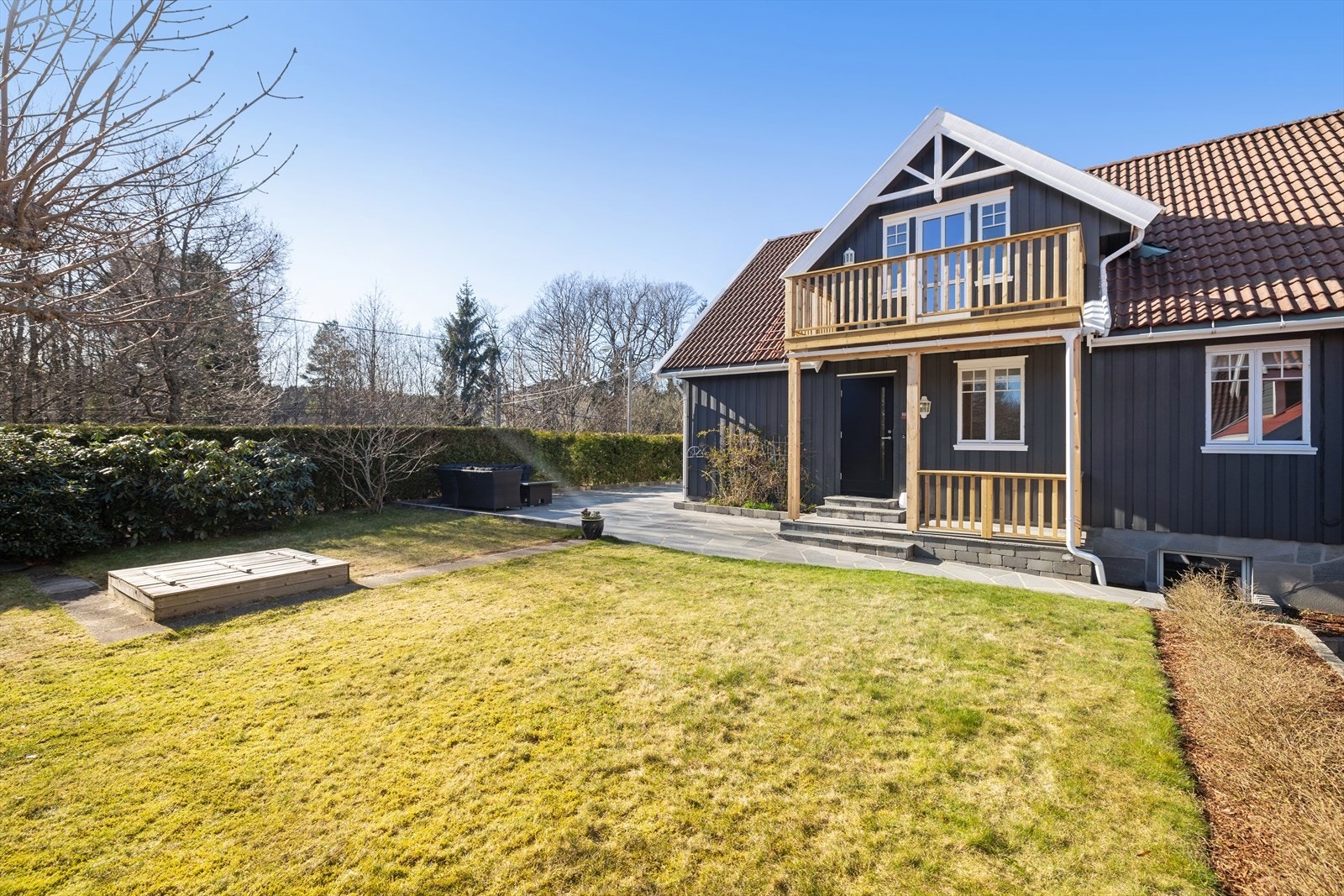 Usjenert hage med gode solforhold. Galleribilde