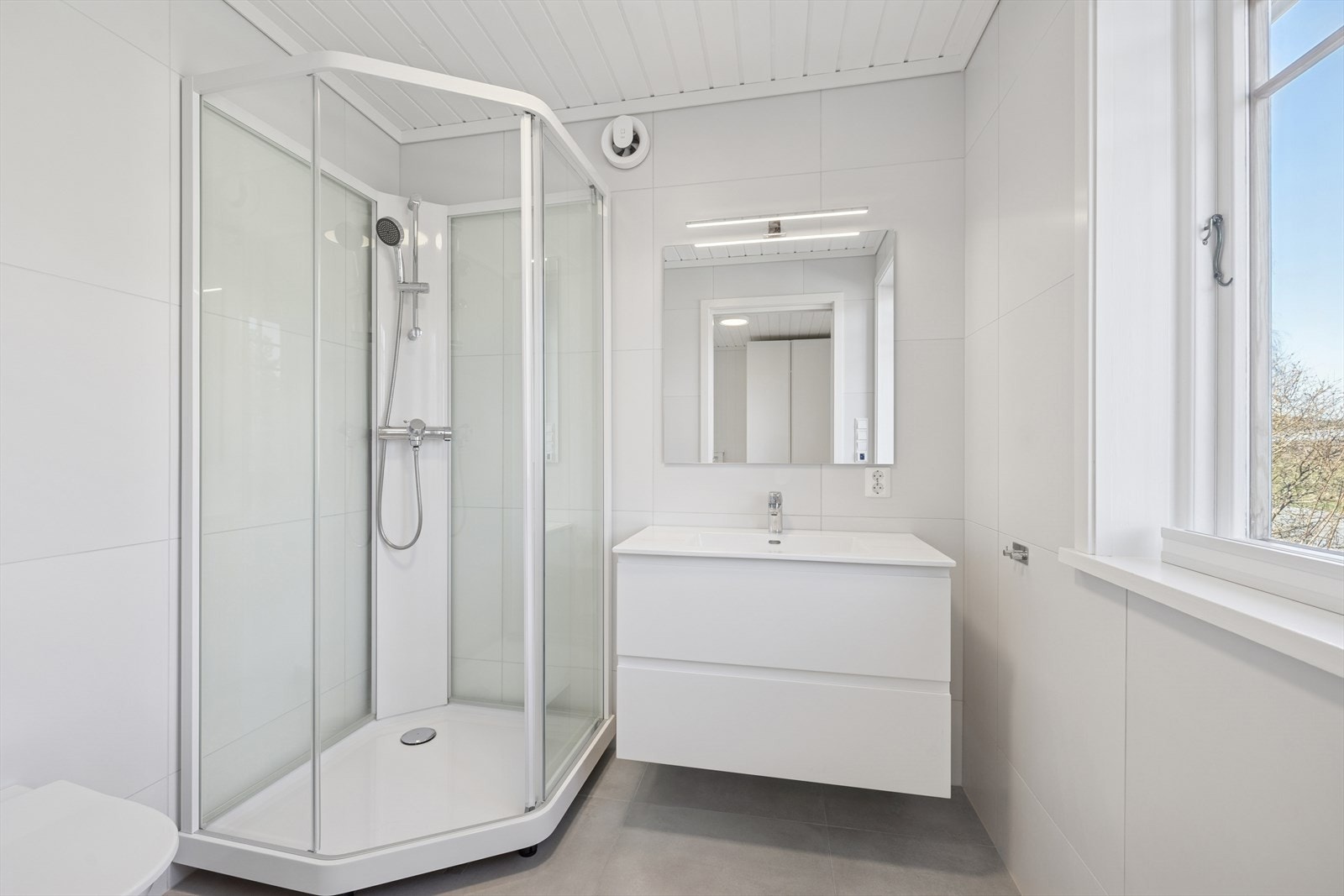 Nytt baderom i utleiedelen. Vegghengt wc, dusjkabinett og baderoms innredning. Fliser på gulv og vegg. Varmekabler. Galleribilde