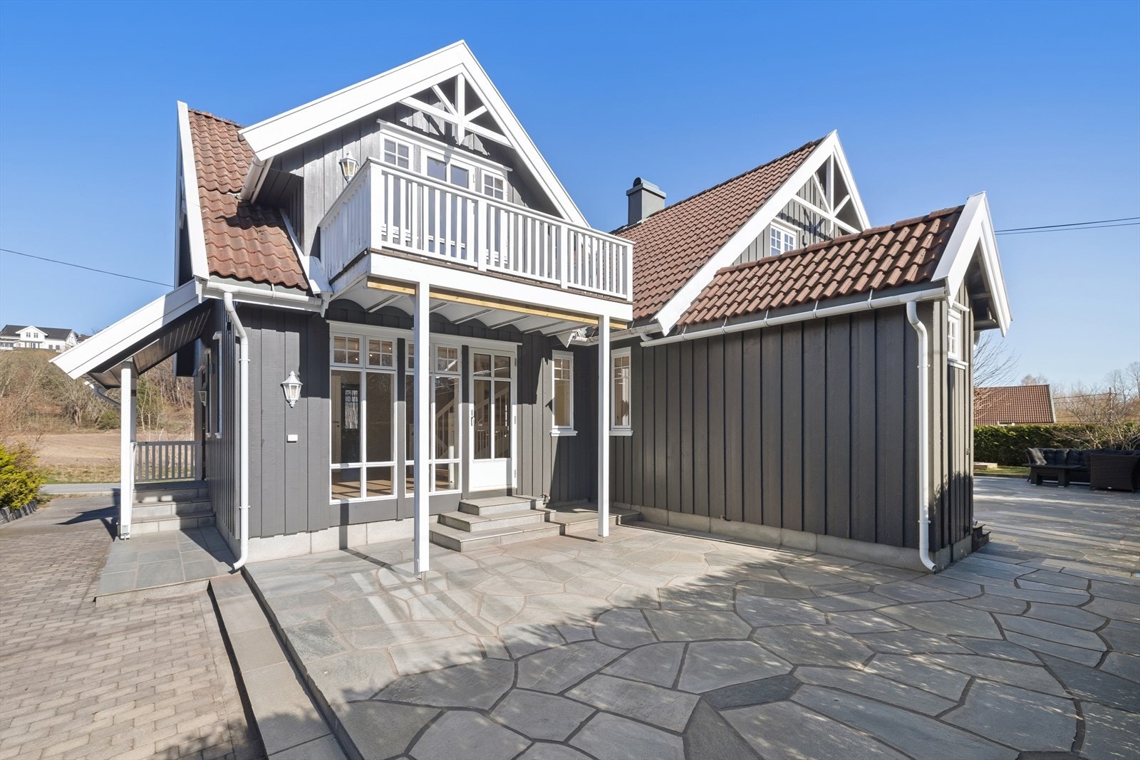 Fine uteområder i tilknytning til utleiedelen som er adskilt fra hoveddelen. Overbygget inngangsparti. Galleribilde