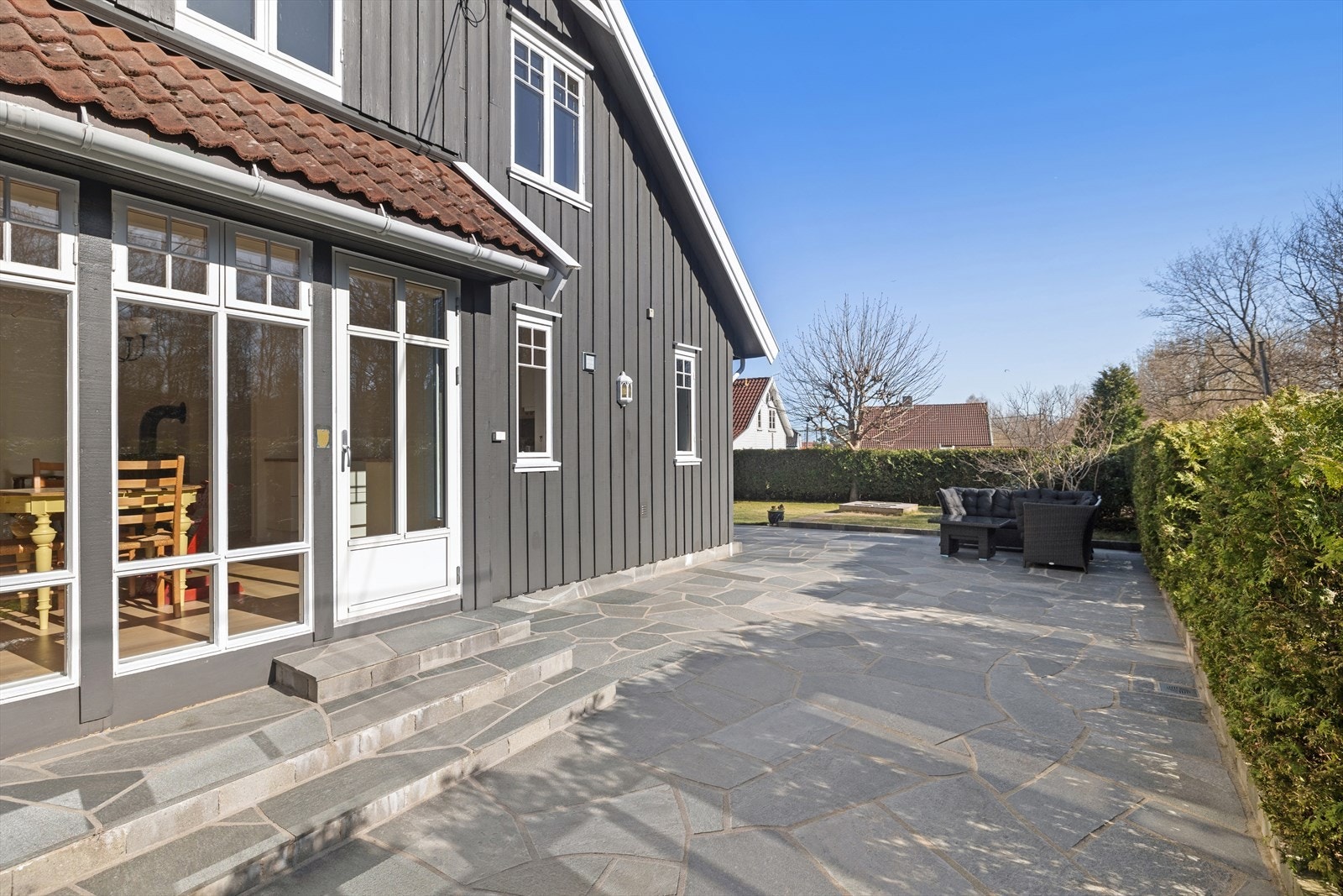 Legg merke til den fine trappen i skifer og hekken som sørger for at hagen er helt usjenert. Galleribilde