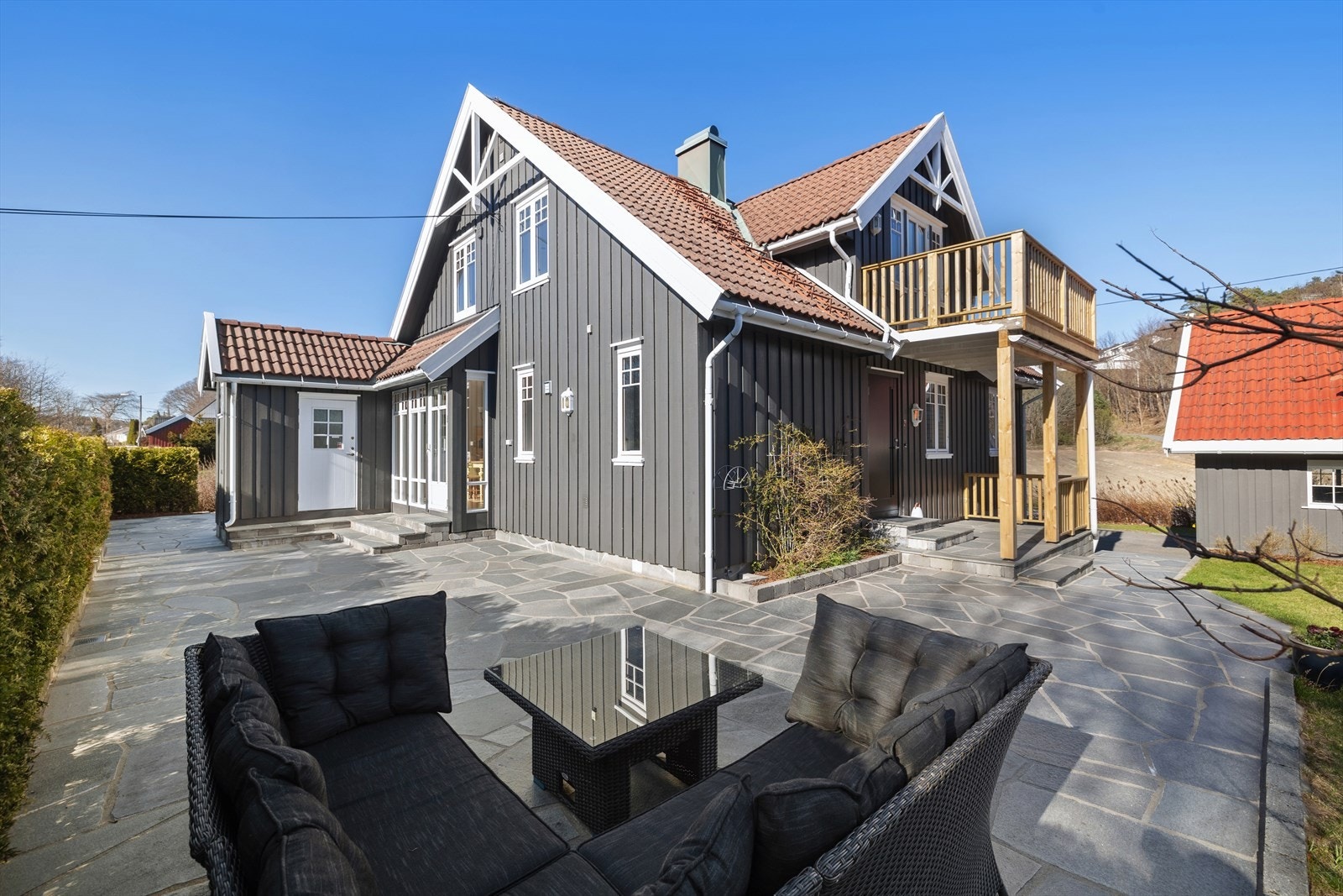 De flotte skifer plattingene gir eiendommen et eksklusivt uttrykk samtidig som det er enkelt å vedlikeholde. Galleribilde