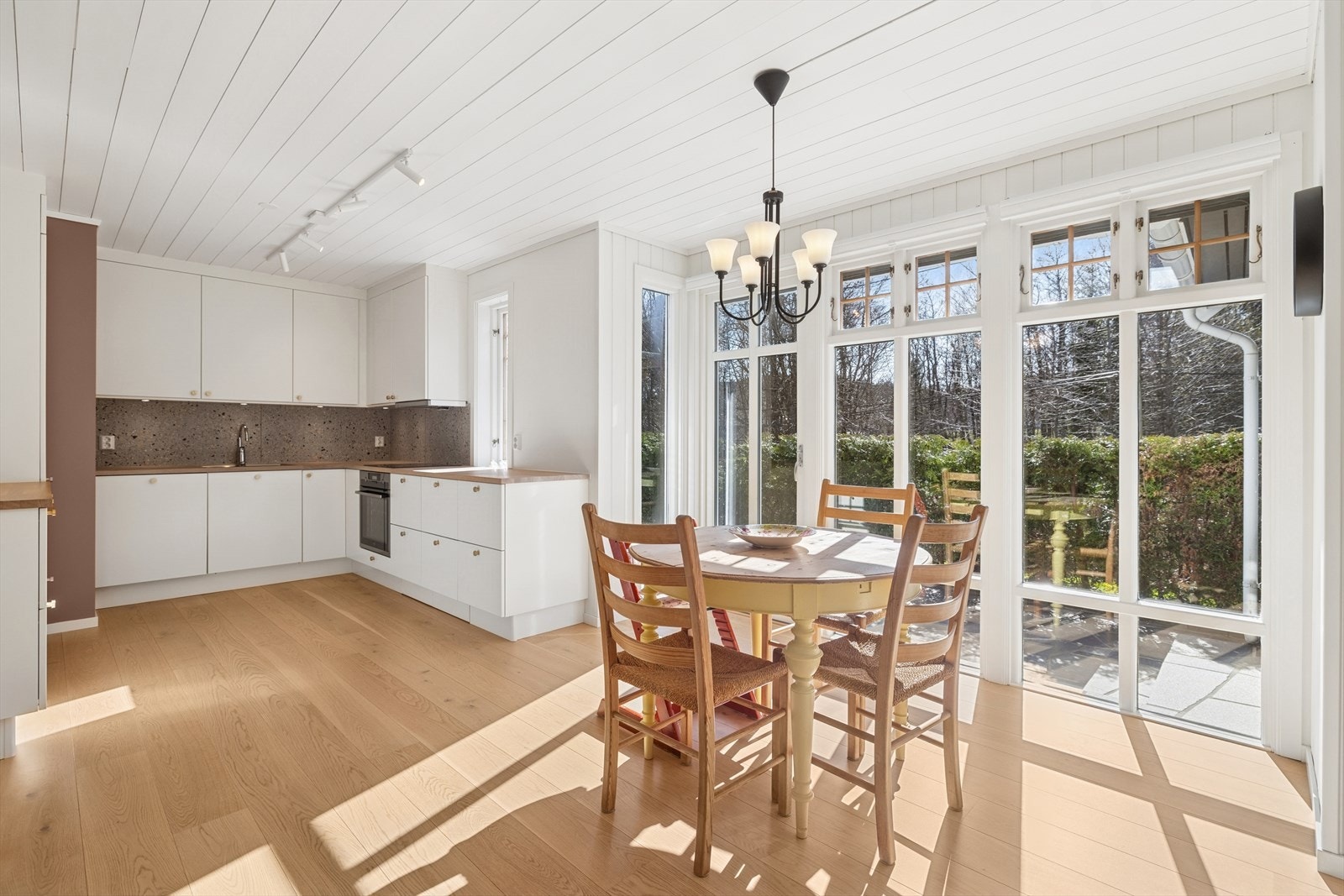 Romslig og meget hyggelig kjøkken med store vindusflater og utgang til usjenert uteplass. Galleribilde