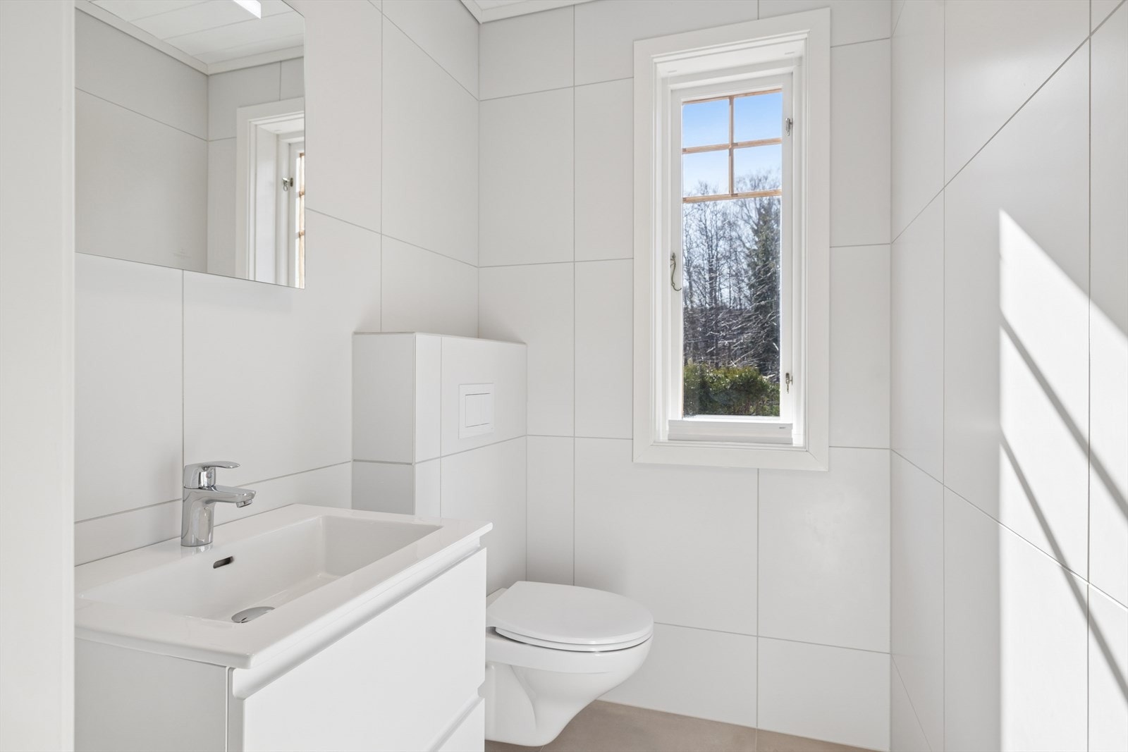 Lekkert gjeste toalett i tilknytning til entrè. Galleribilde