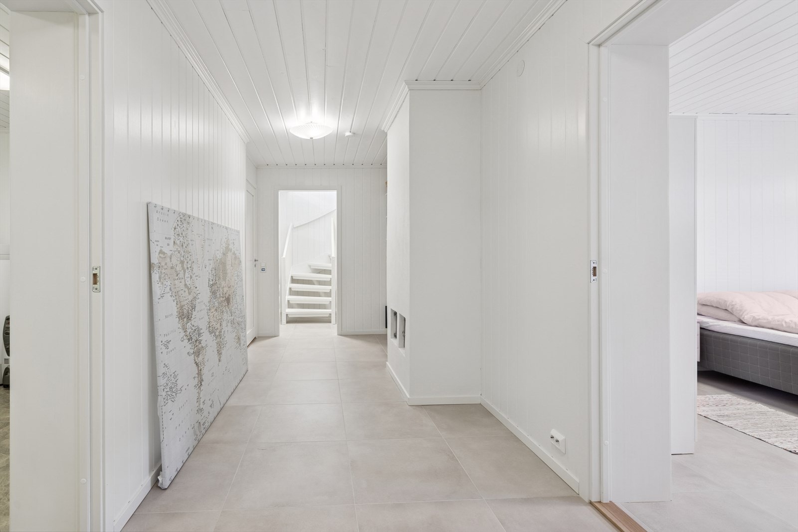 Gang i kjeller med soverom, vaskerom og innredet bod. Fliser og varmekabler. Galleribilde