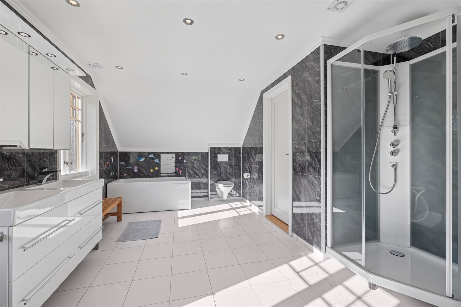 Et meget praktisk, pent bad med både dusjkabinett og badekar. Galleribilde