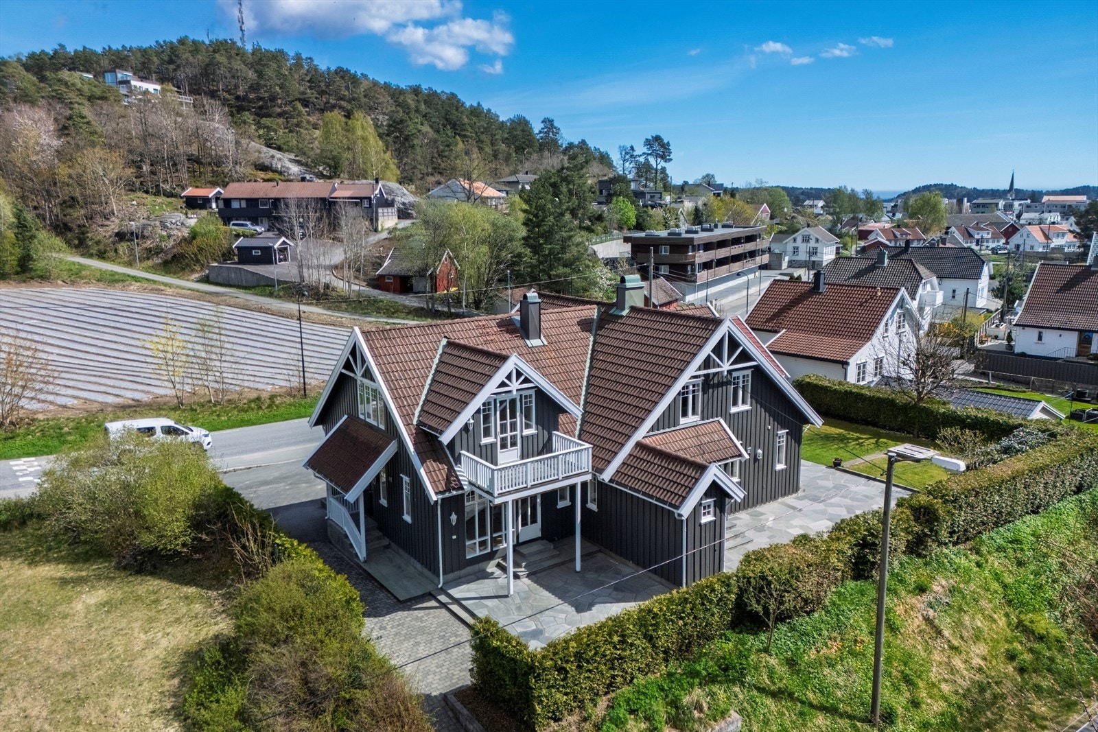 Velkommen til Lofthusveien 69. Innbydende og meget innholdsrik enebolig med stor utleiedel i etablert boligområde like ved sentrum. Usjenert og meget pen tomt med store skifer plattinger. Dobbel garasje. Galleribilde