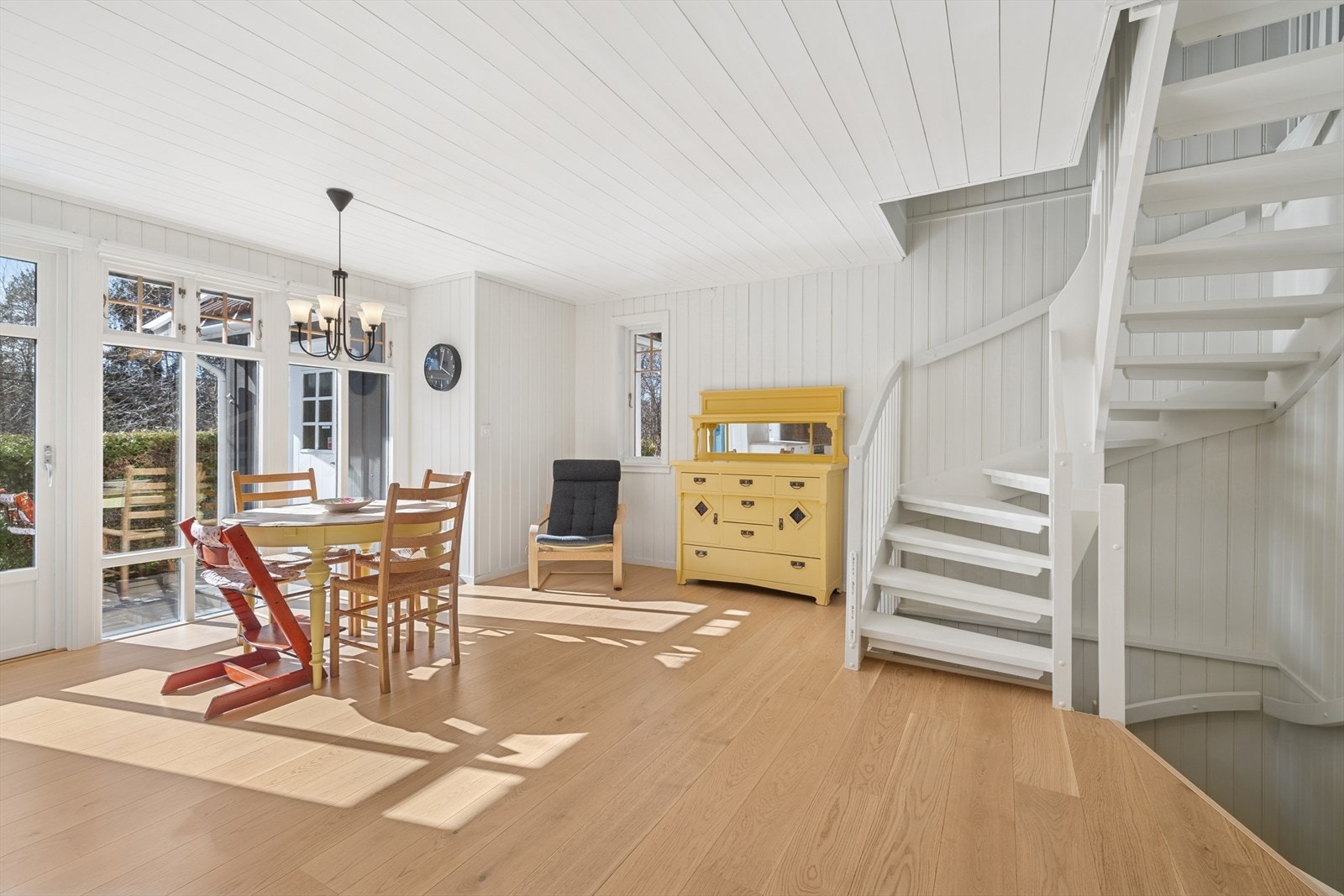 Fra kjøkken/allrom er det trapp til 2. etg. og kjeller. Galleribilde