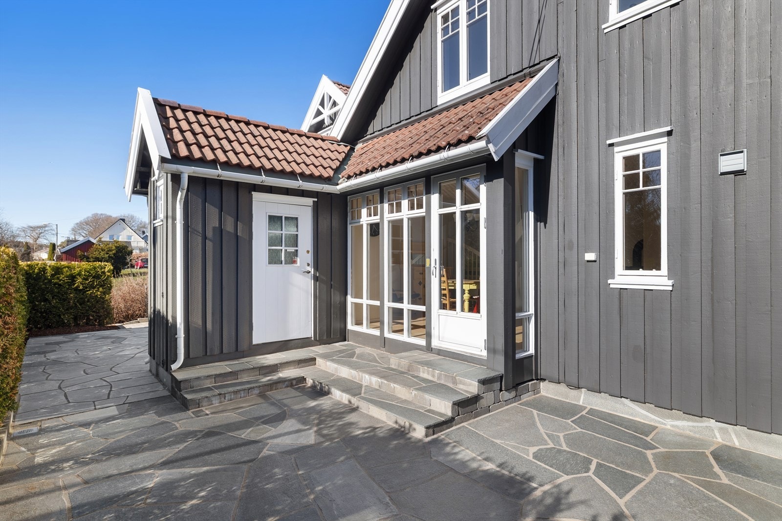 Utgang fra kjøkken og en praktisk ute bod som skjermer for innsyn fra uteleiedelen. Galleribilde