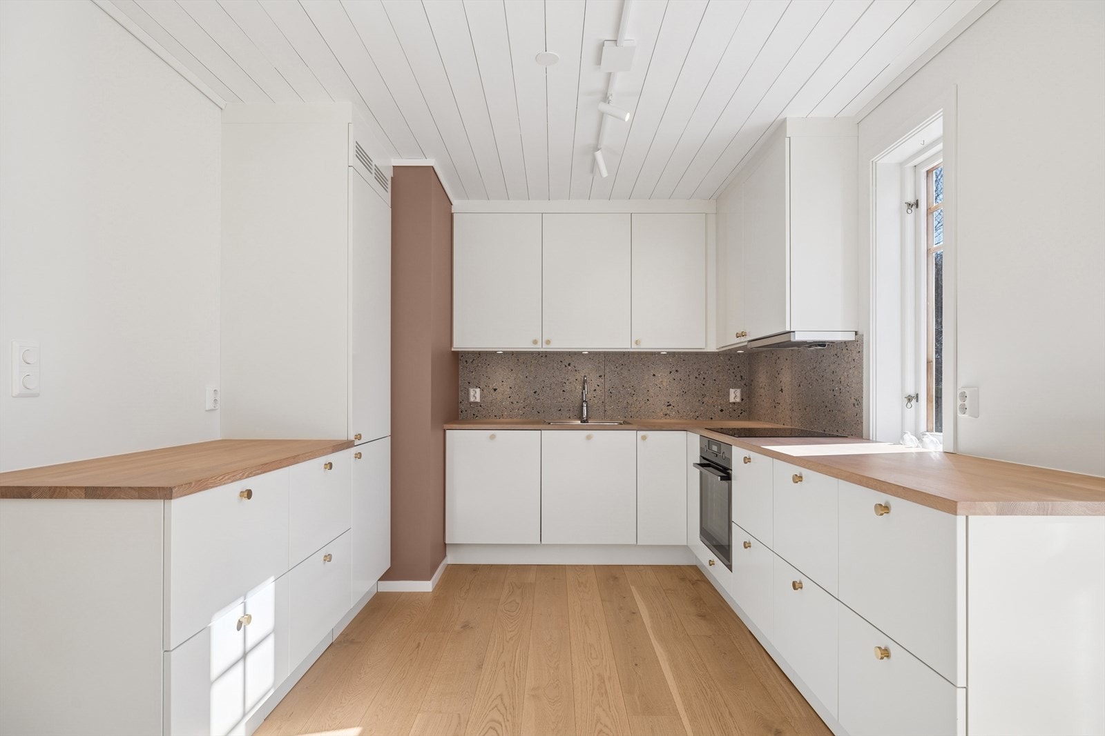 Moderne og tidløs kjøkkeninnredning fra 2021 med integrerte hvitevarer. Meget praktisk med god arbeidsplass og mange skuffer. Galleribilde