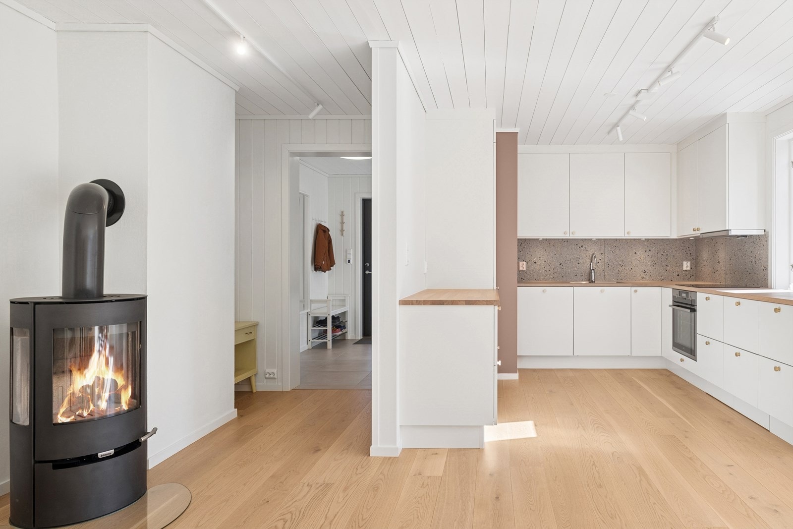 Stort kjøkken/allrom. Ny peisovn. Galleribilde