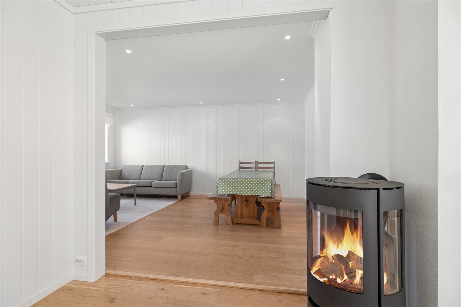 Ny peisovn mellom stue og kjøkken/allrom. Galleribilde