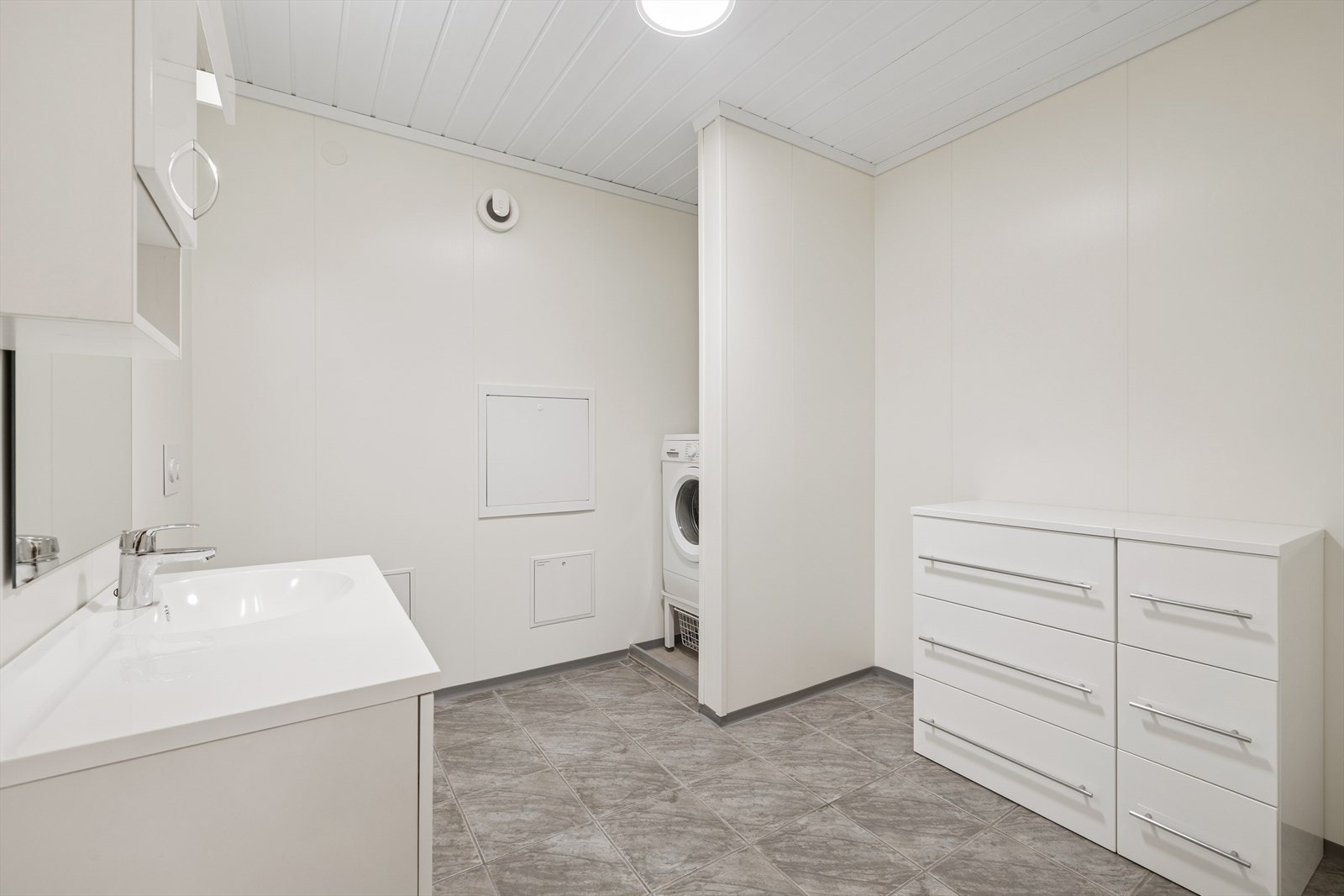 Baderom/vaskerom i kjeller utleiedelen. Varmekabler i gulv. Galleribilde