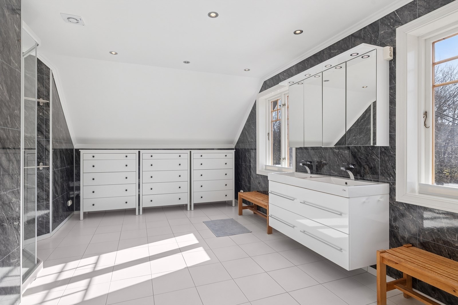 Praktisk baderoms innredning med god lagringsplass og doble vasker. Galleribilde