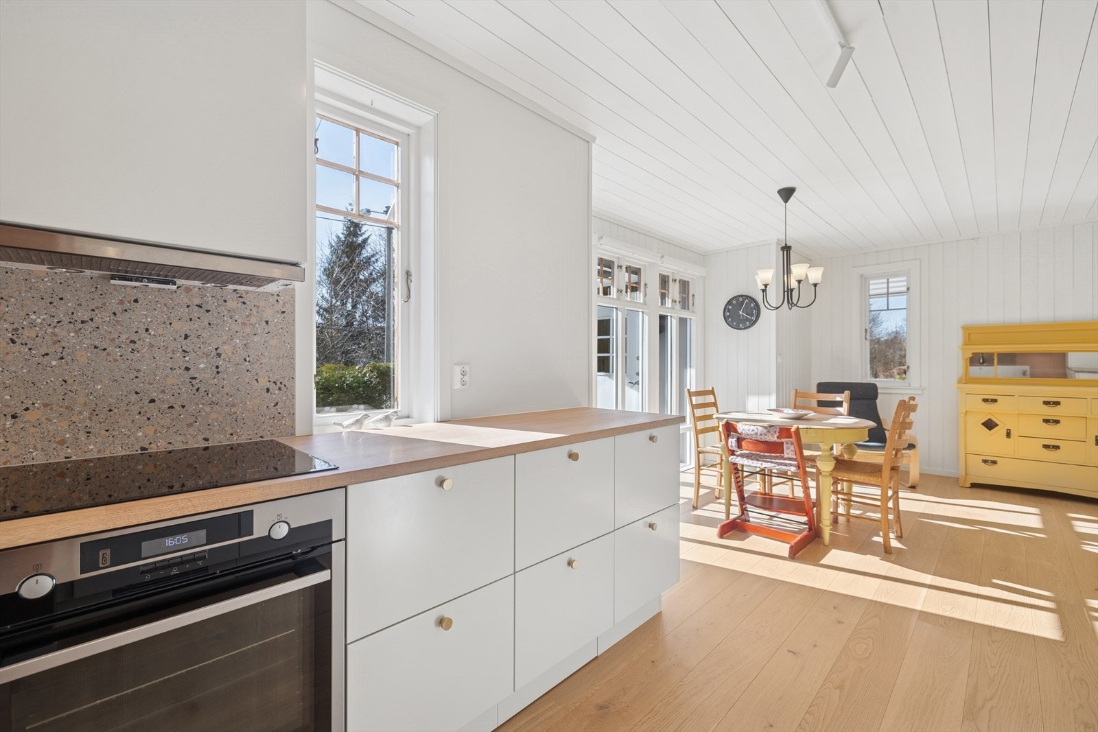 Kjøkken/allrom ble gjennomgående pusset opp i 2021. Galleribilde