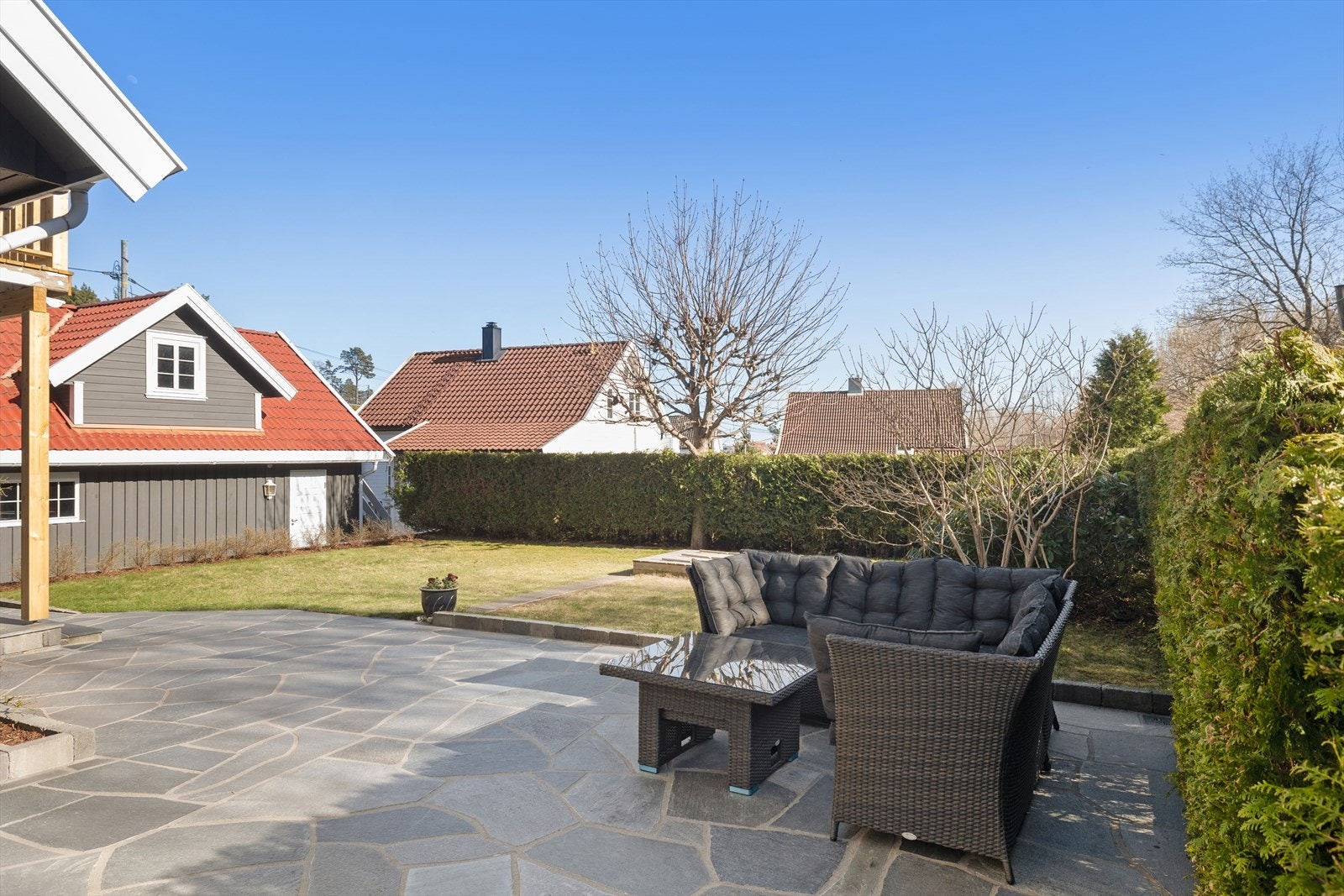 Usjenert hage med gode solforhold. Galleribilde