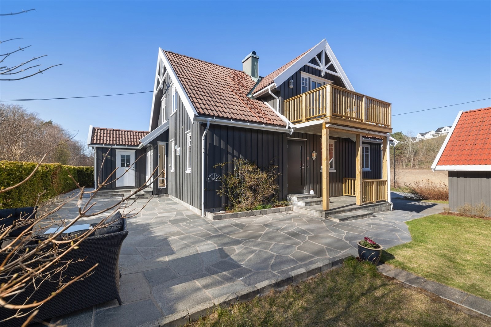 Hyggelig hovedinngang. Ny balkong og rekkverk. Galleribilde