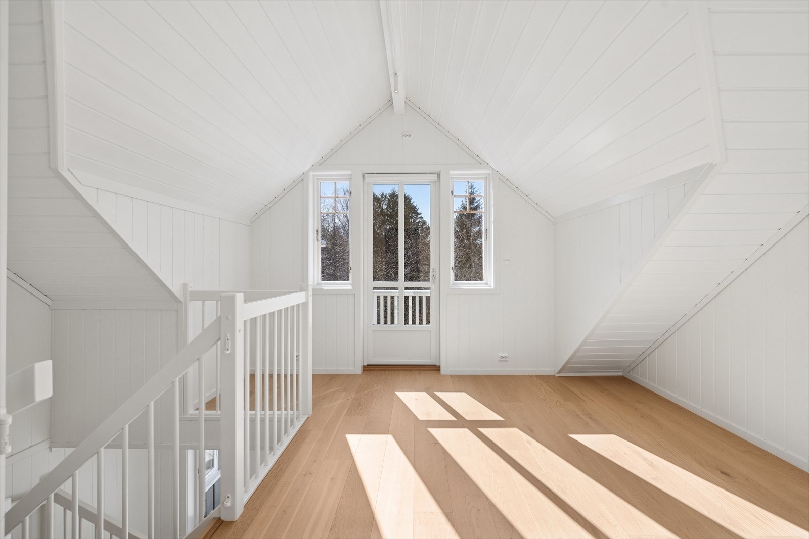 Stue i 2. etg. utleiedelen med utgang til balkong. Galleribilde