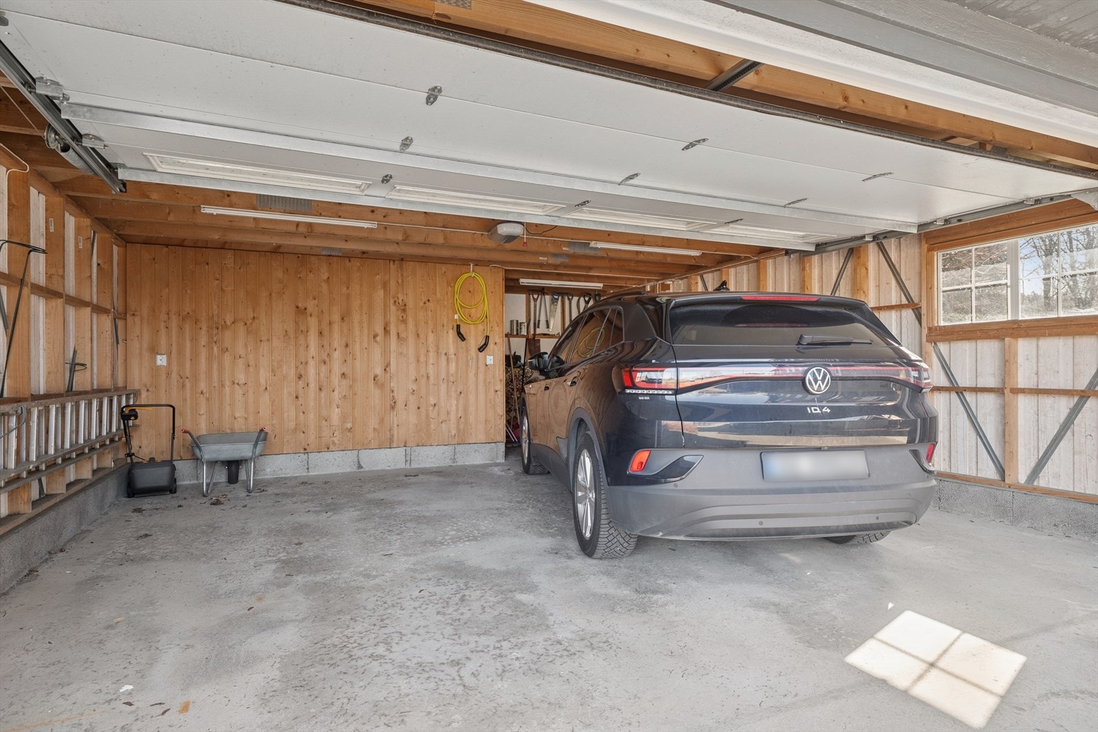 Stor dobbel garasje med isolert rom, samt romslig loft for lagring. Bred port og aut. portåpner. El. bil lader. Galleribilde