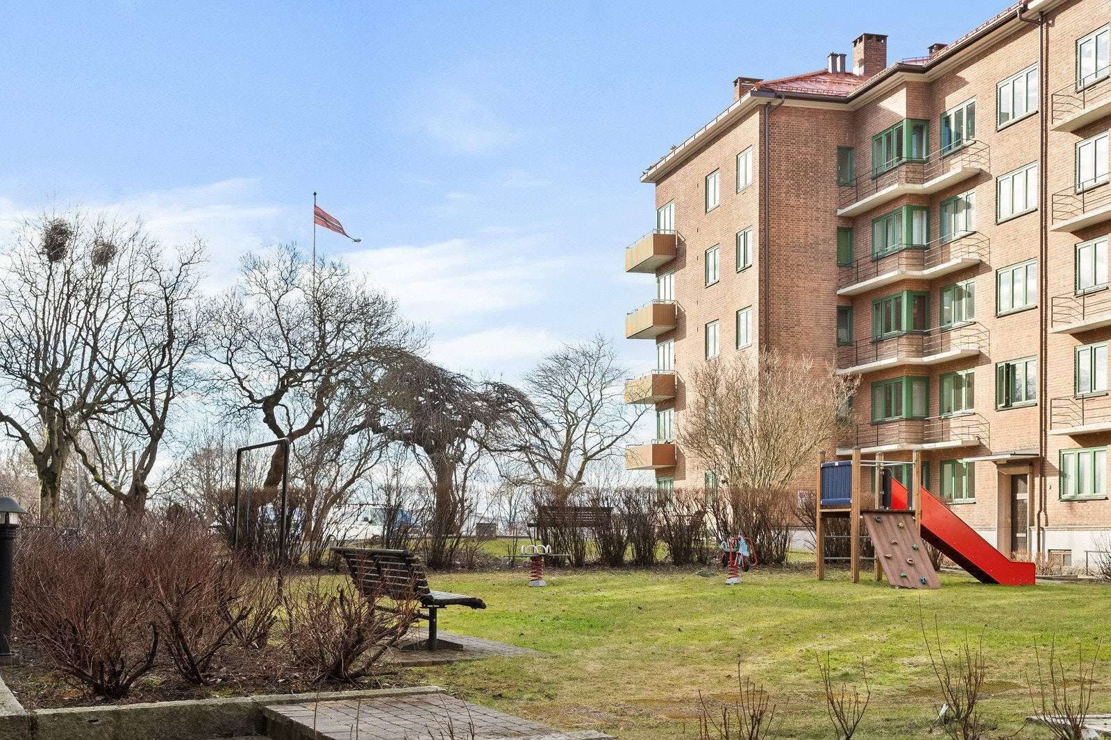 Beliggenheten er meget ettertraktet og sentralt, samtidig som man bor tilbaketrukket og skjermet til. Galleribilde