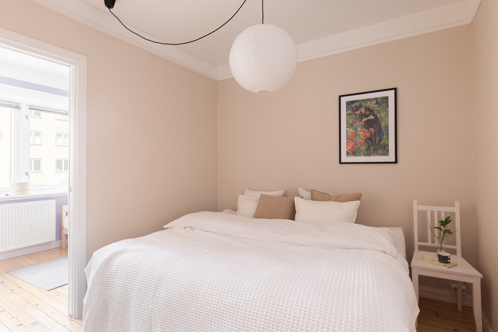 Nåværende eier har fått satt inn en lettvegg med skyvedør som deler rommet i to, for å skape et barnerom og en sovealkove (denne er uten vindu og ikke godkjent for varig opphold). Dette kan enkelt tilbakestilles dersom det er ønskelig. Galleribilde