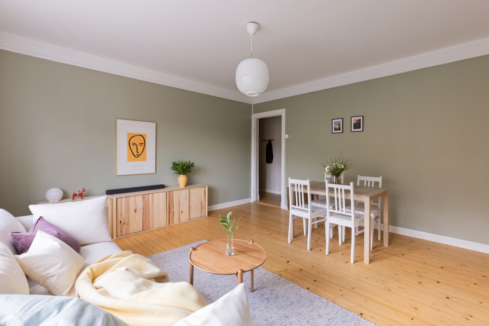 Flotte, originale tregulv i boligen - store vindusflater og et flott lysinnslipp i boligen. Galleribilde