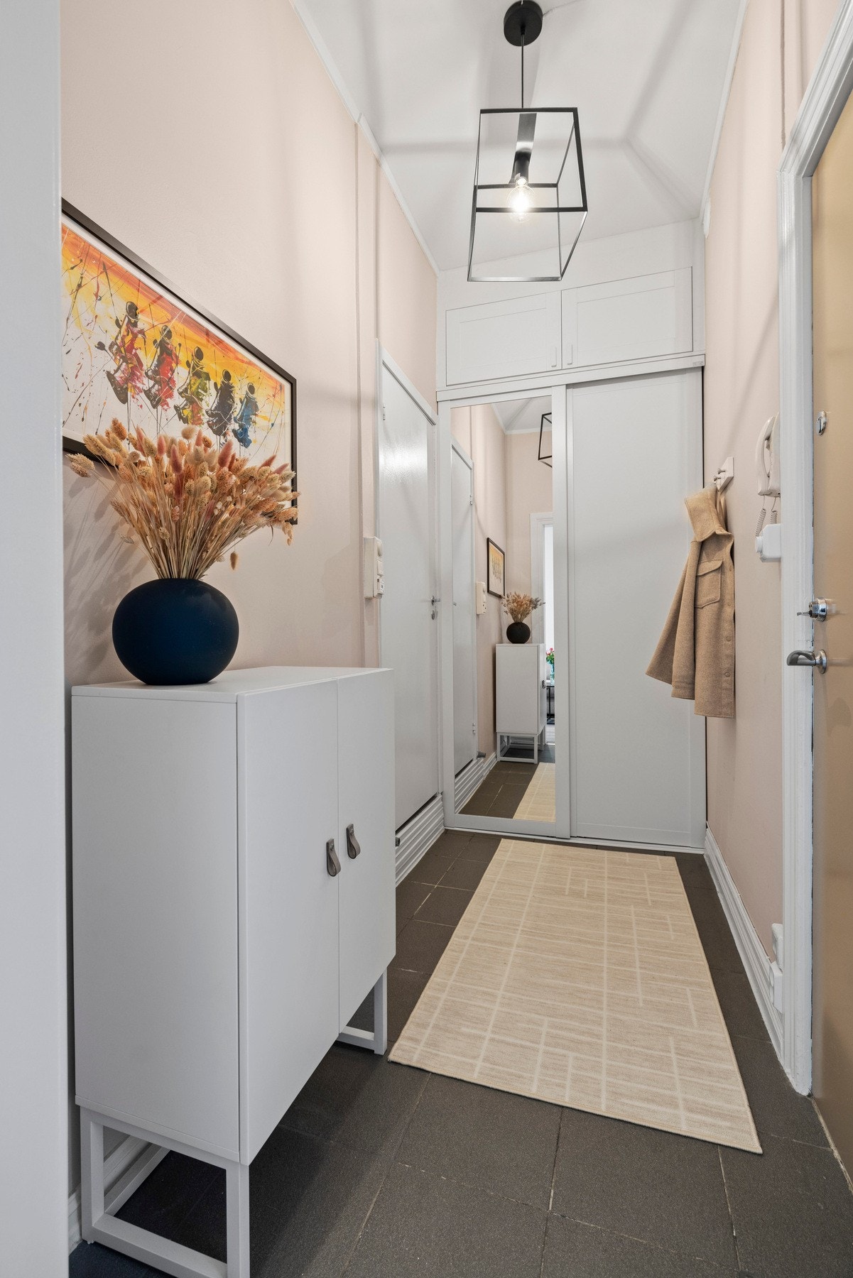 Her får du fint plass til både garderobeløsning og ekstra kommode for rikelig lagring og oppbevaring. Galleribilde