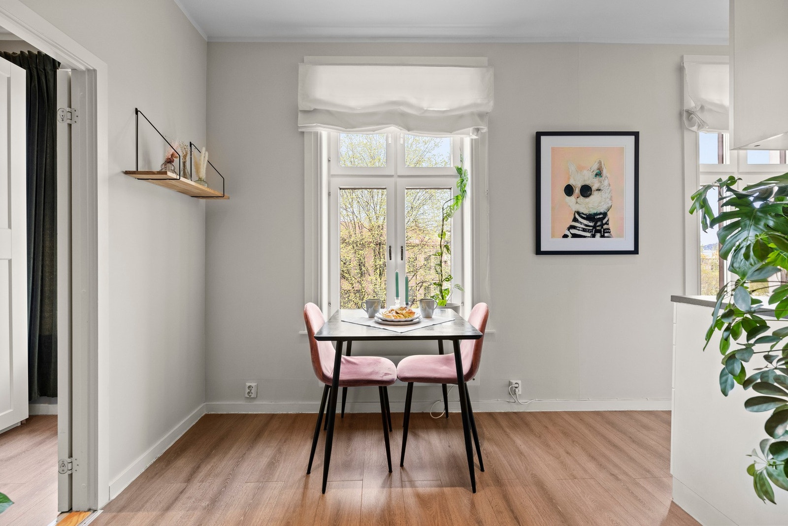 Her får du fint plass til en hyggelig spiseplass hvor du kan nyte et bedre måltid i godt lag. Galleribilde