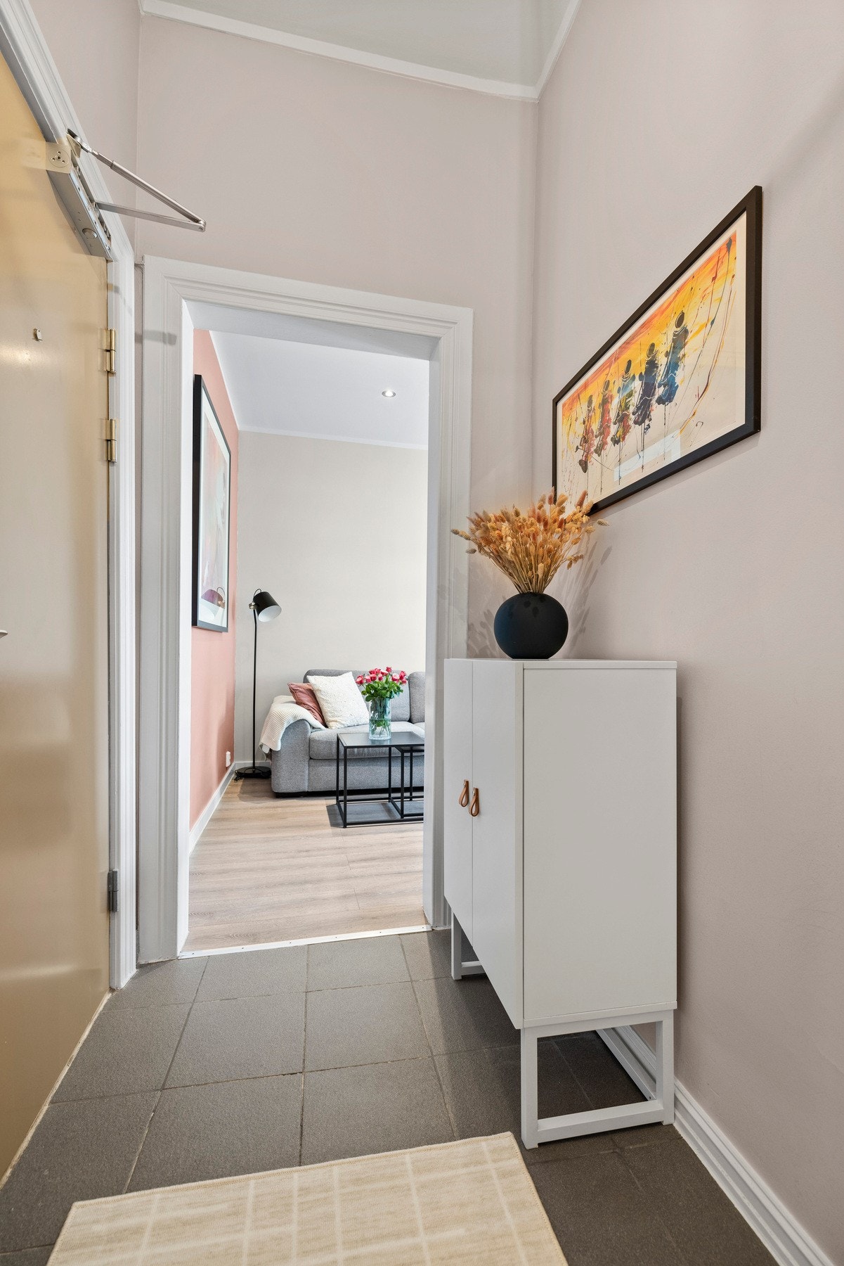 I det du entrer boligen blir du møtte av en romslig entré som gir et godt førsteinntrykk av leiligheten. Galleribilde