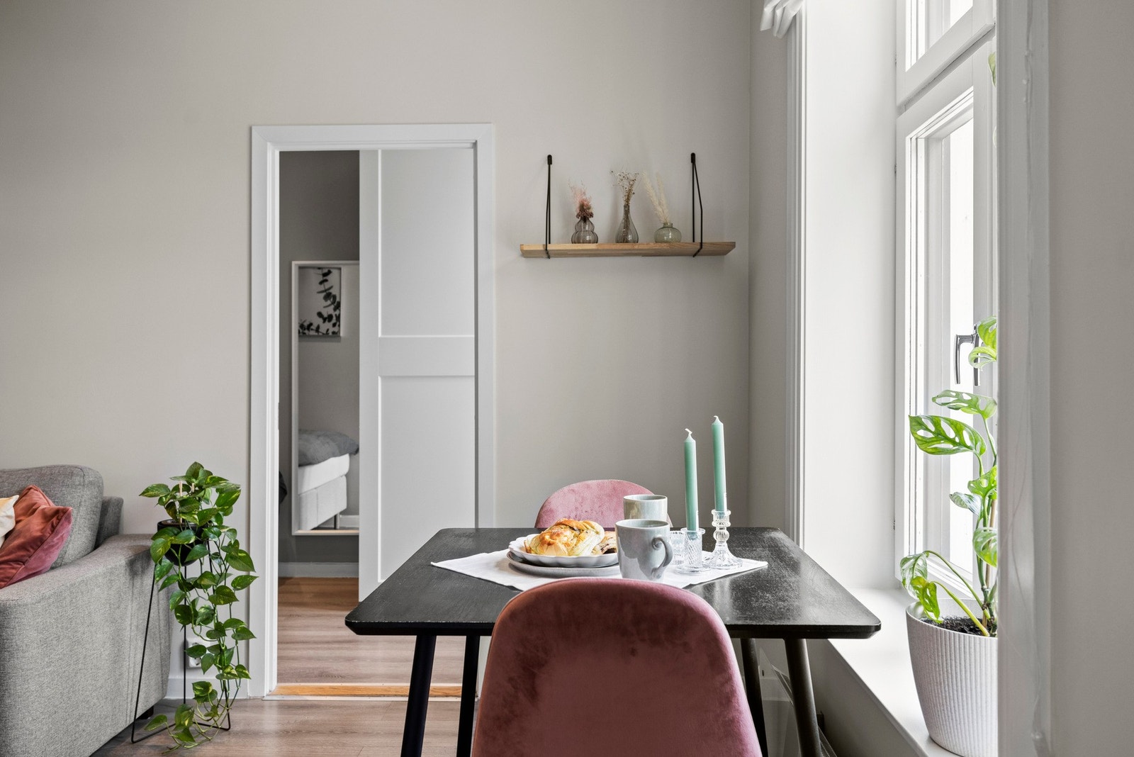 Inviter over gjester til hyggelige stunder sammen. Galleribilde