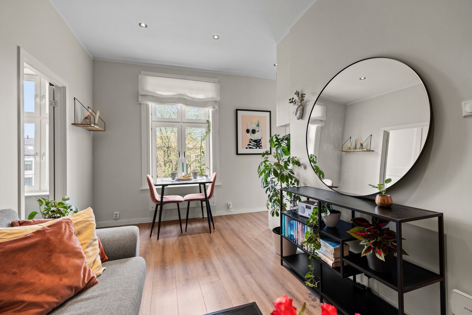 De store vindusflatene sørger for fantastiske lys- og solforhold. Galleribilde