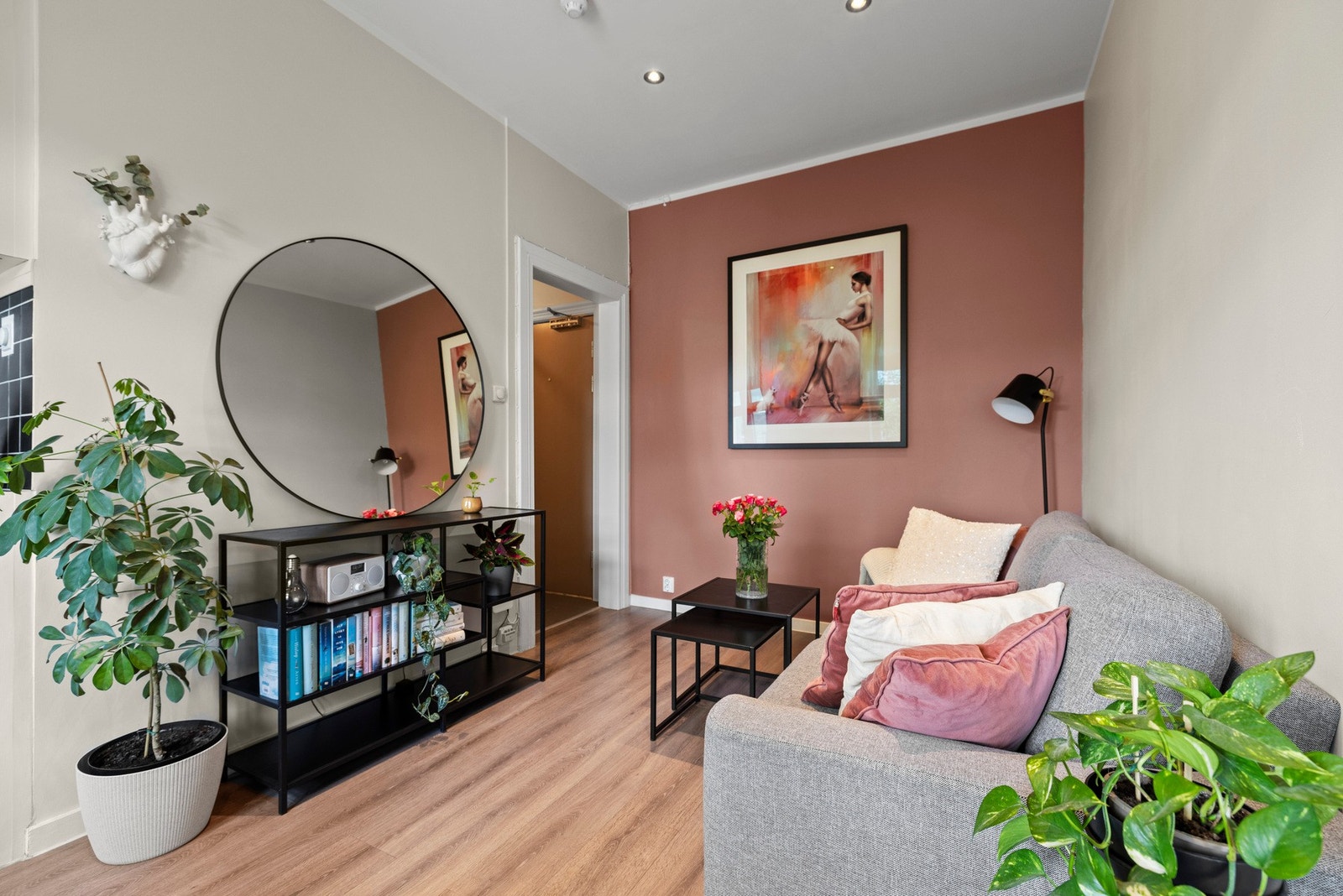 Nå har du muligheten til å sikre deg et perfekt førstegangskjøp med sentral og ettertraktet beliggenhet midt mellom Tøyen og Kampen. Galleribilde