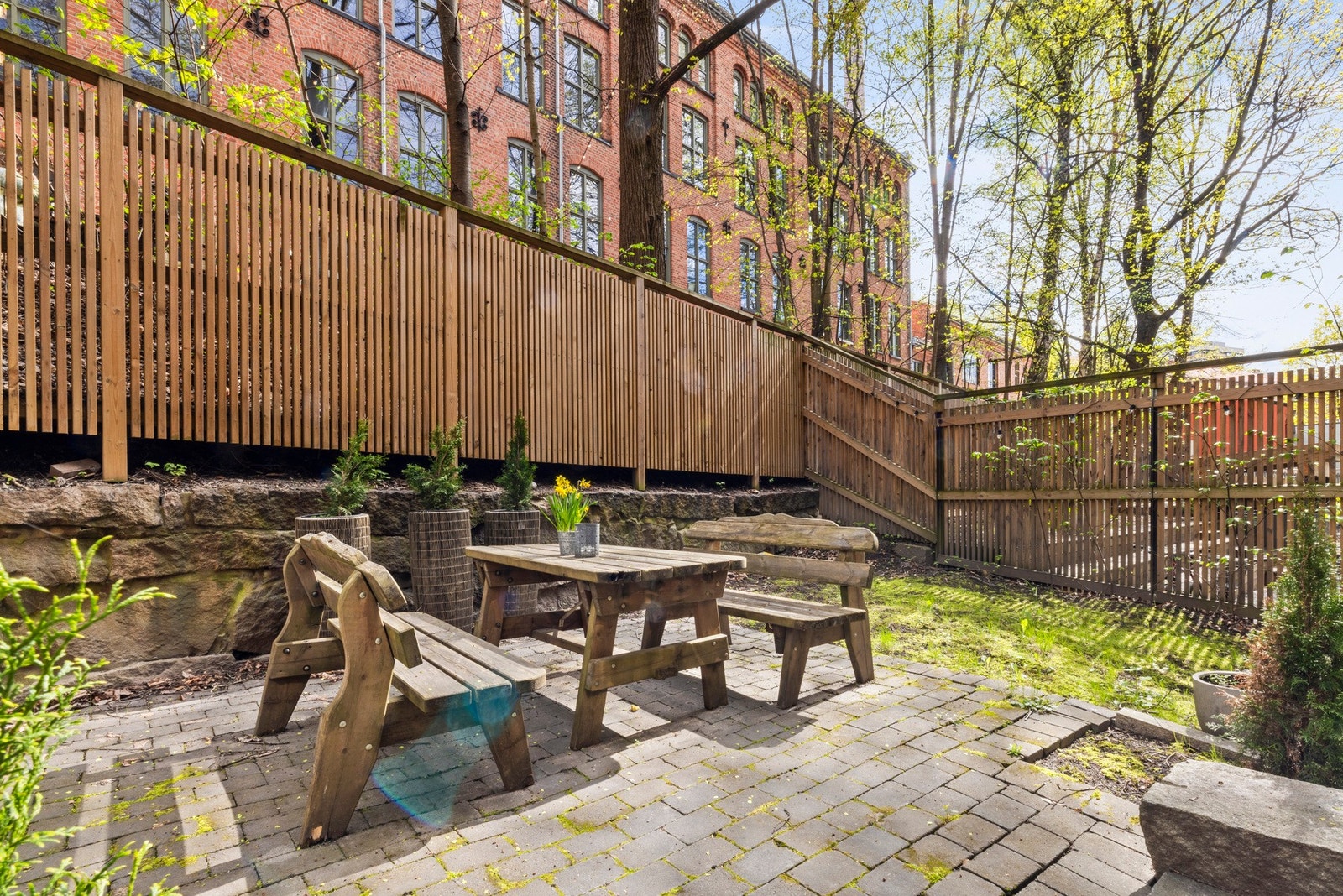 Bygården har en veldig hyggelig og velholdt bakgård. Her er det tillatt å grille etter husordensregler bestemmelser. Galleribilde