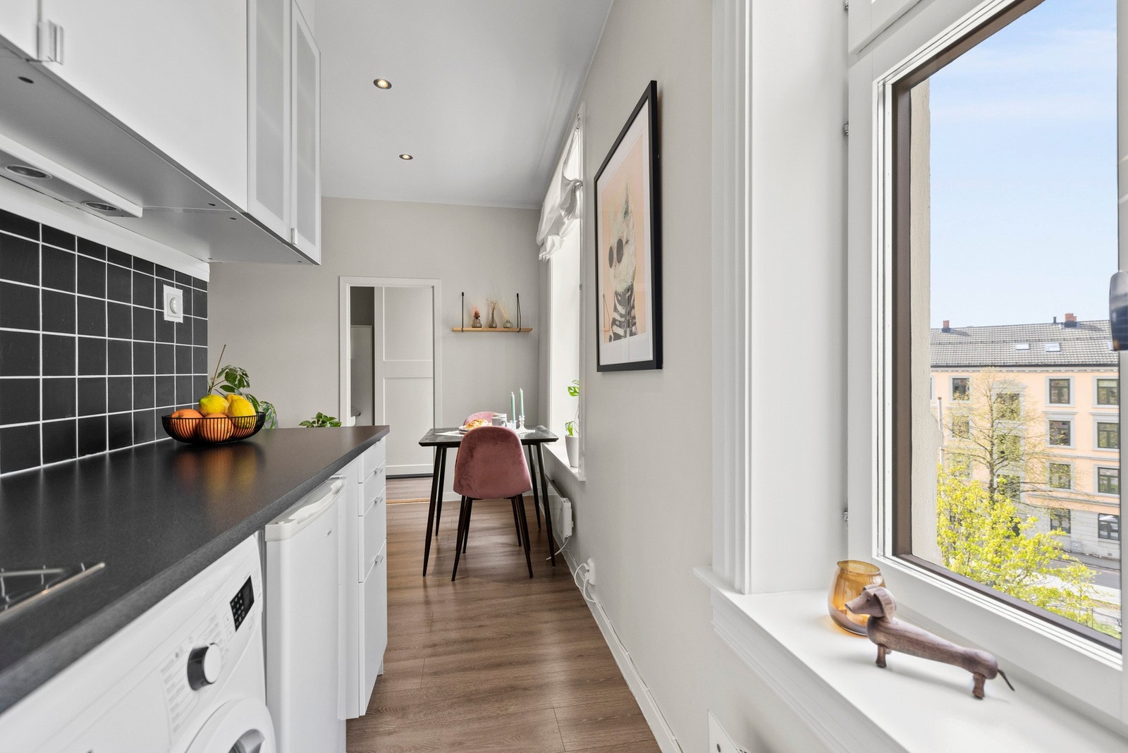 Det er svært fine sol- og lysforhold i leiligheten. Galleribilde