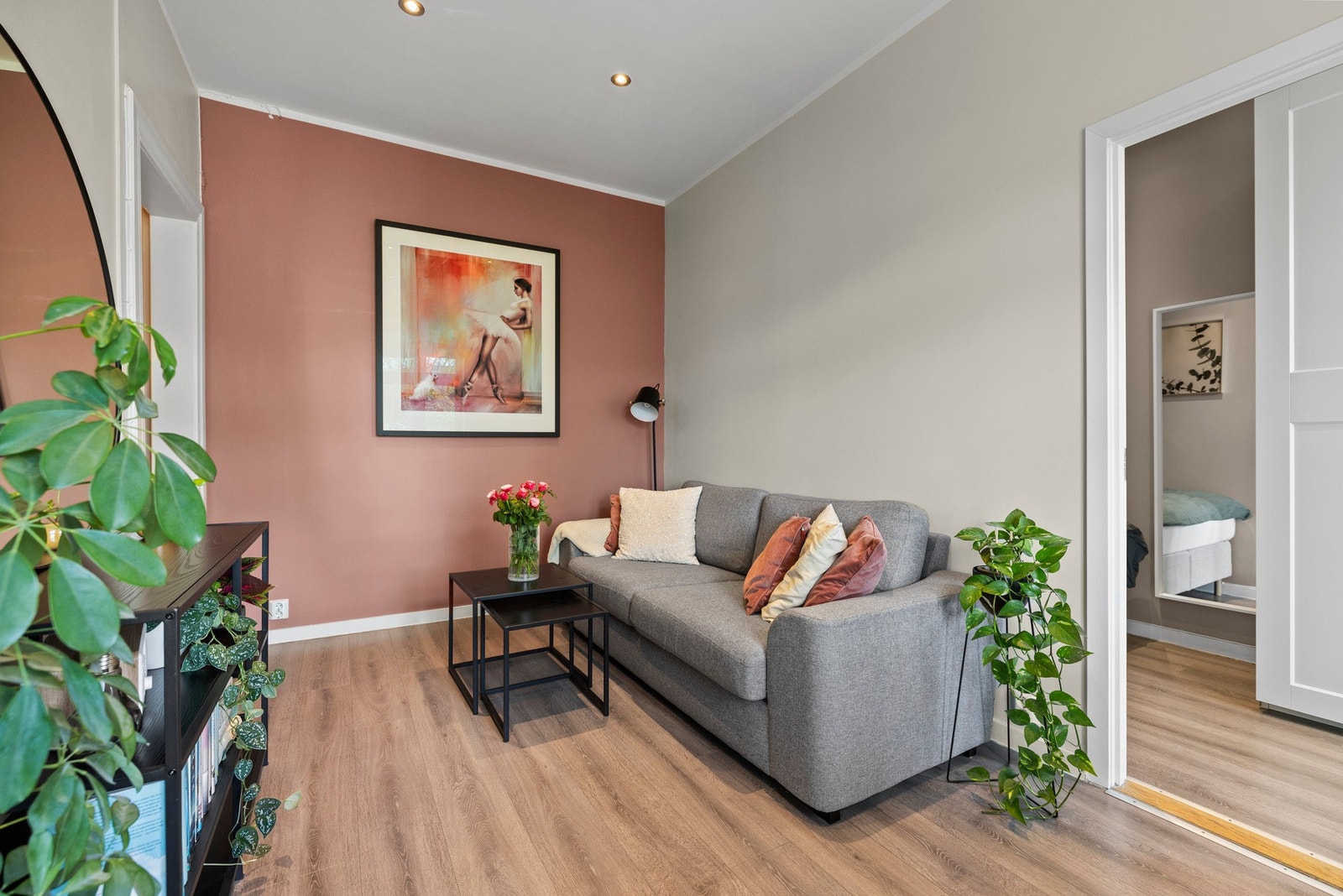 Leiligheten har en arealnyttig planløsning med plass til sofagruppe med tilhørende bord og mediebenk samt en spisegruppe plassert nærmere kjøkkenet. Galleribilde