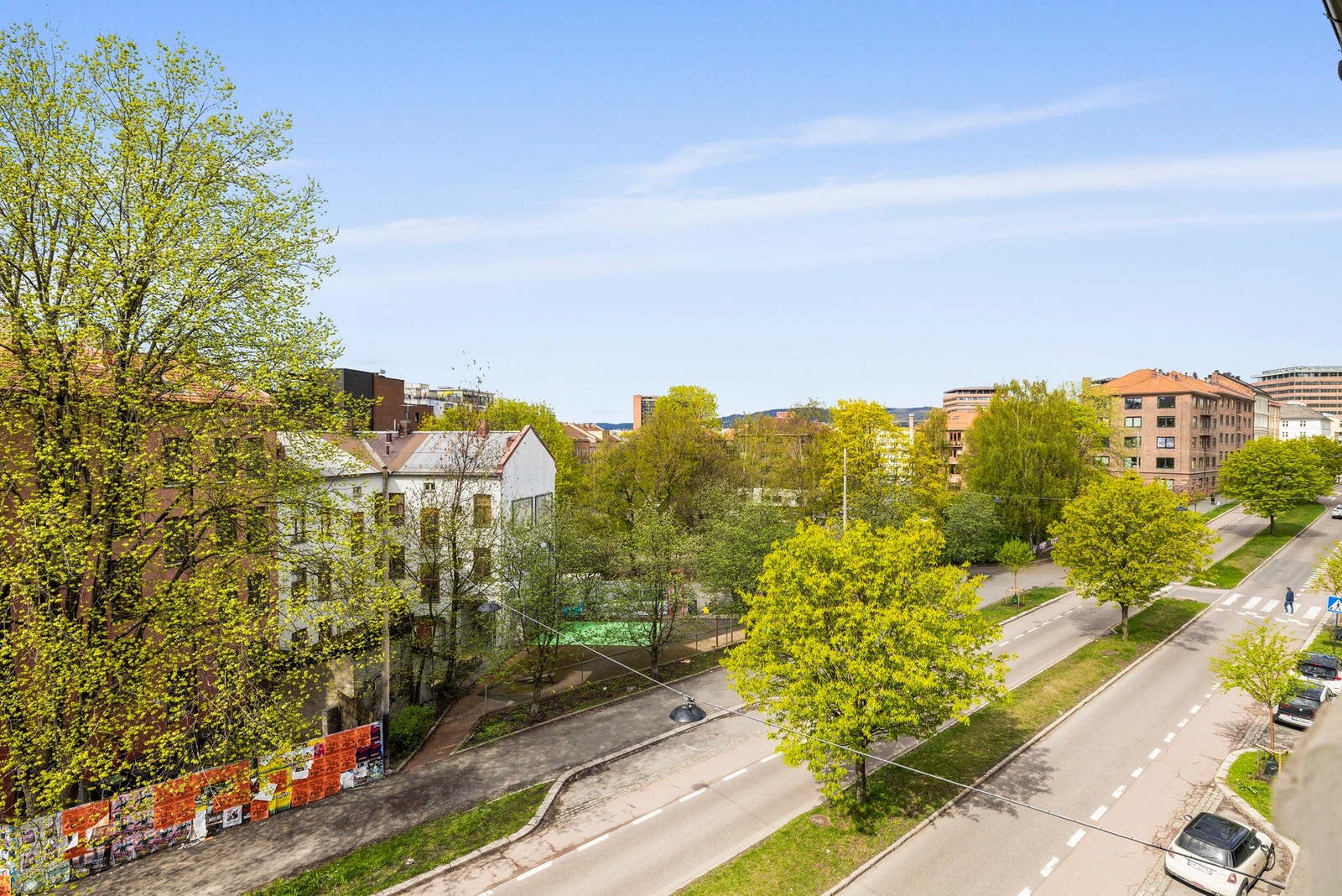 Leiligheten ligger i byggets 4. etasje som sørger for fantastiske sol- og lysforhold som kombinert med den gode takhøyden skaper en god romfølelse. Galleribilde