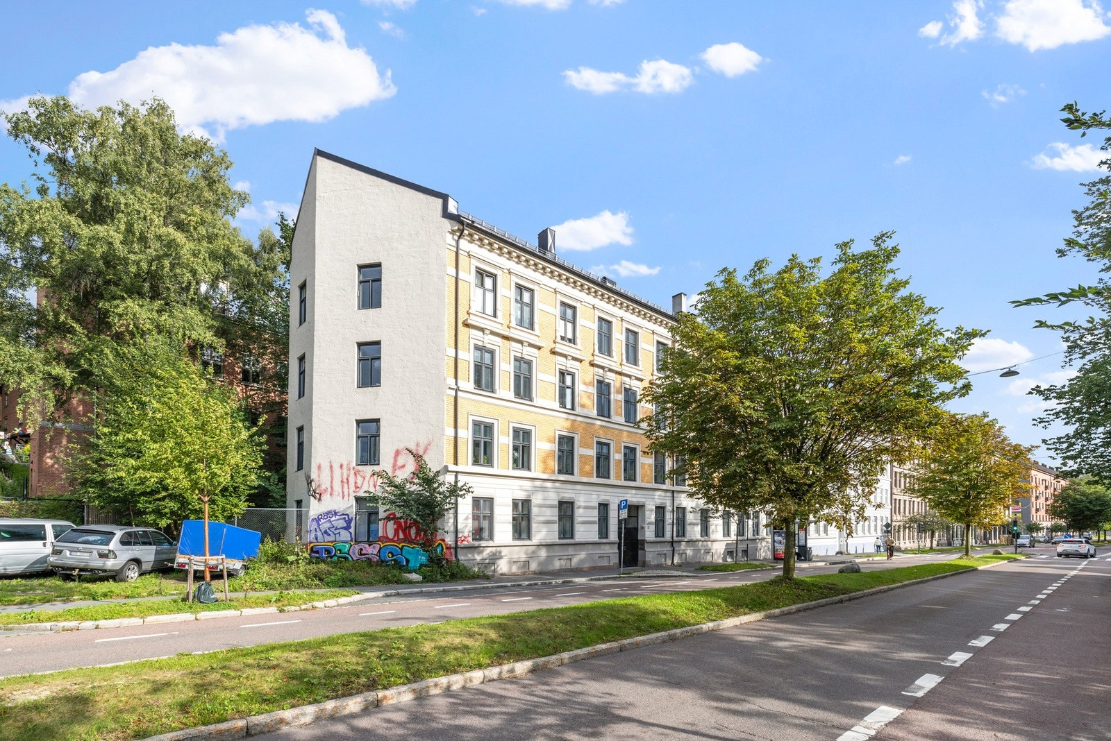 Leiligheten ligger i en klassisk bygård midt mellom det urbane Tøyen og idylliske Kampen. Galleribilde