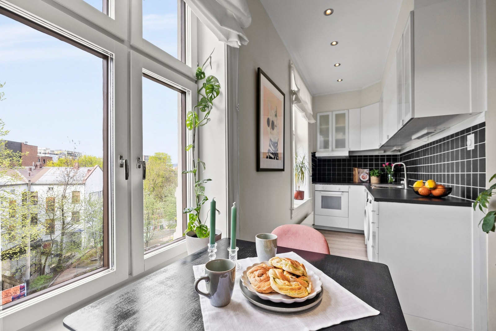 Kjøkkenet har en praktisk plassering som er delvis avdelt fra stuen. Galleribilde