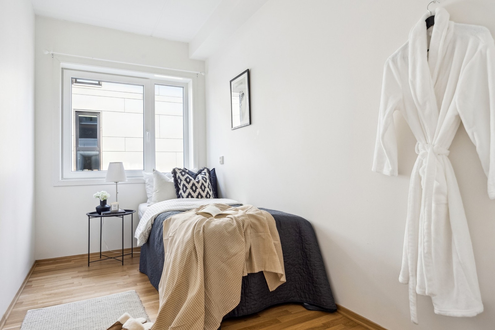 Stilrent soverom nr 2. lyst og fint, parkettgulv, godt med naturlig lysinnslipp. Galleribilde