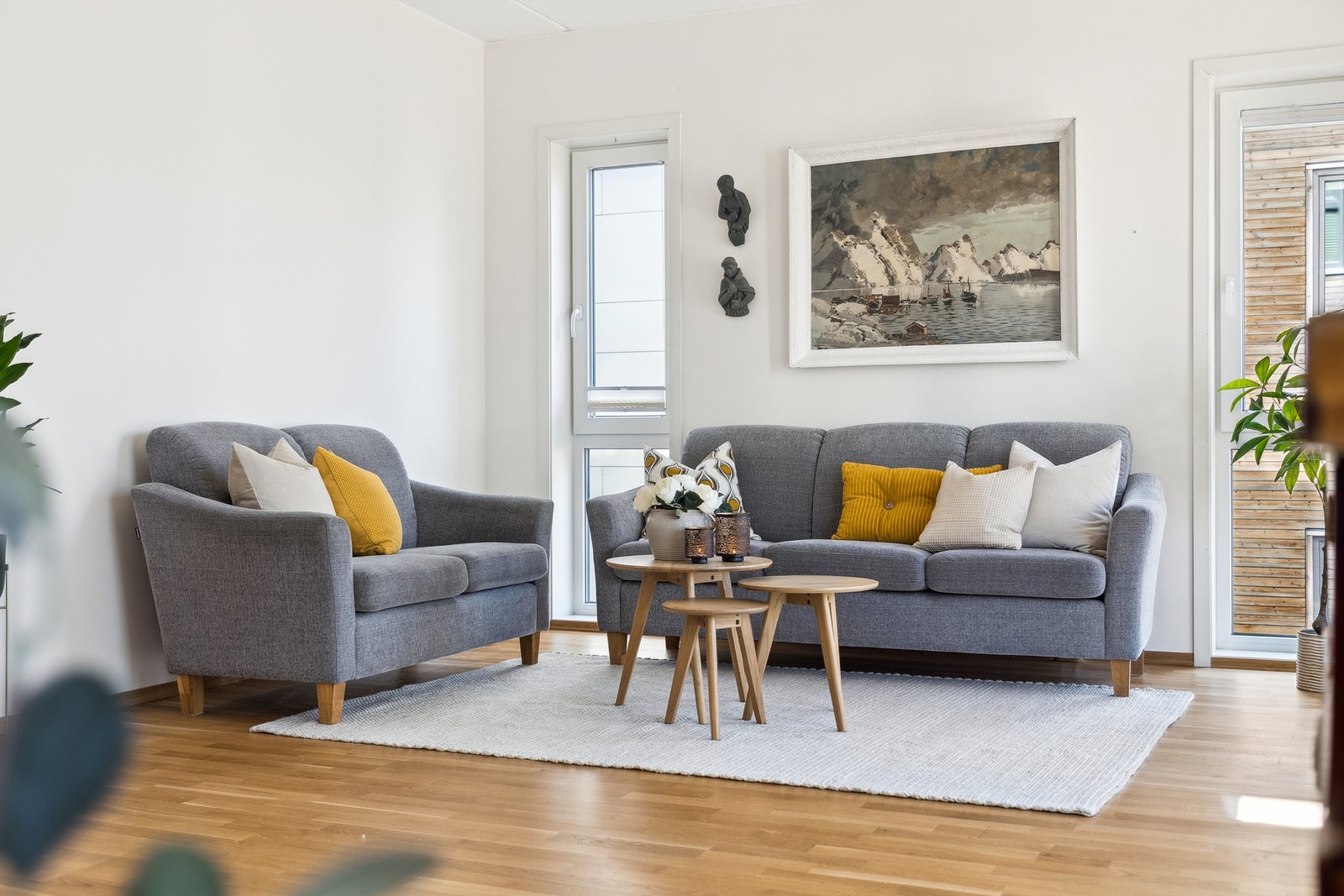 Vegger og tak i lyse farger, med gulv av parkett. Galleribilde