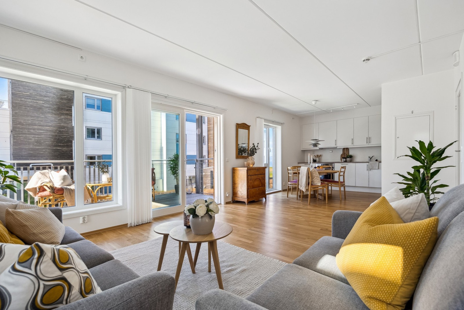 Utgang til en stor balkong på ca. 12 kvm. Galleribilde