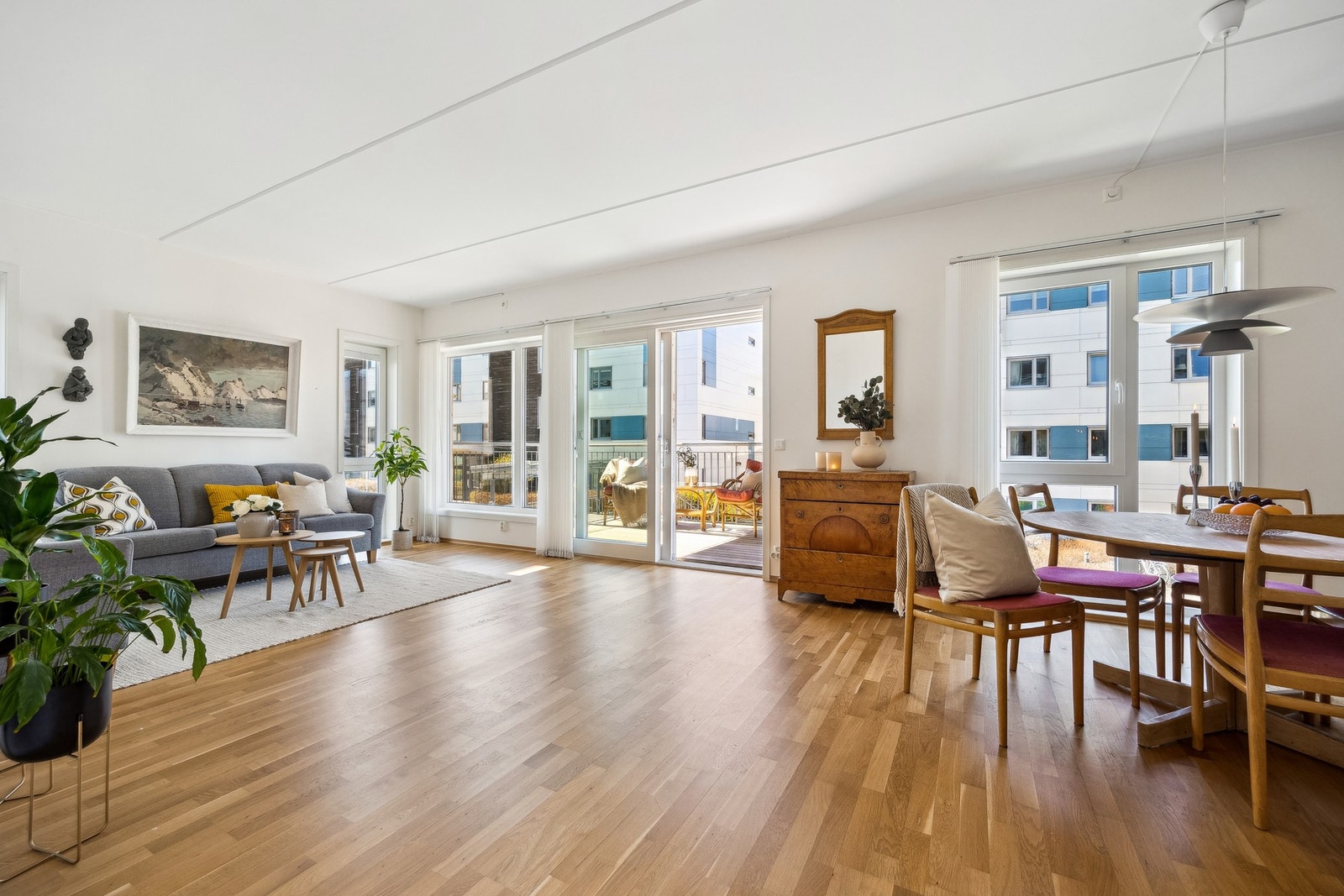 Stor og åpen stue/kjøkkenløsning med masse naturlig lysinnslipp. Galleribilde