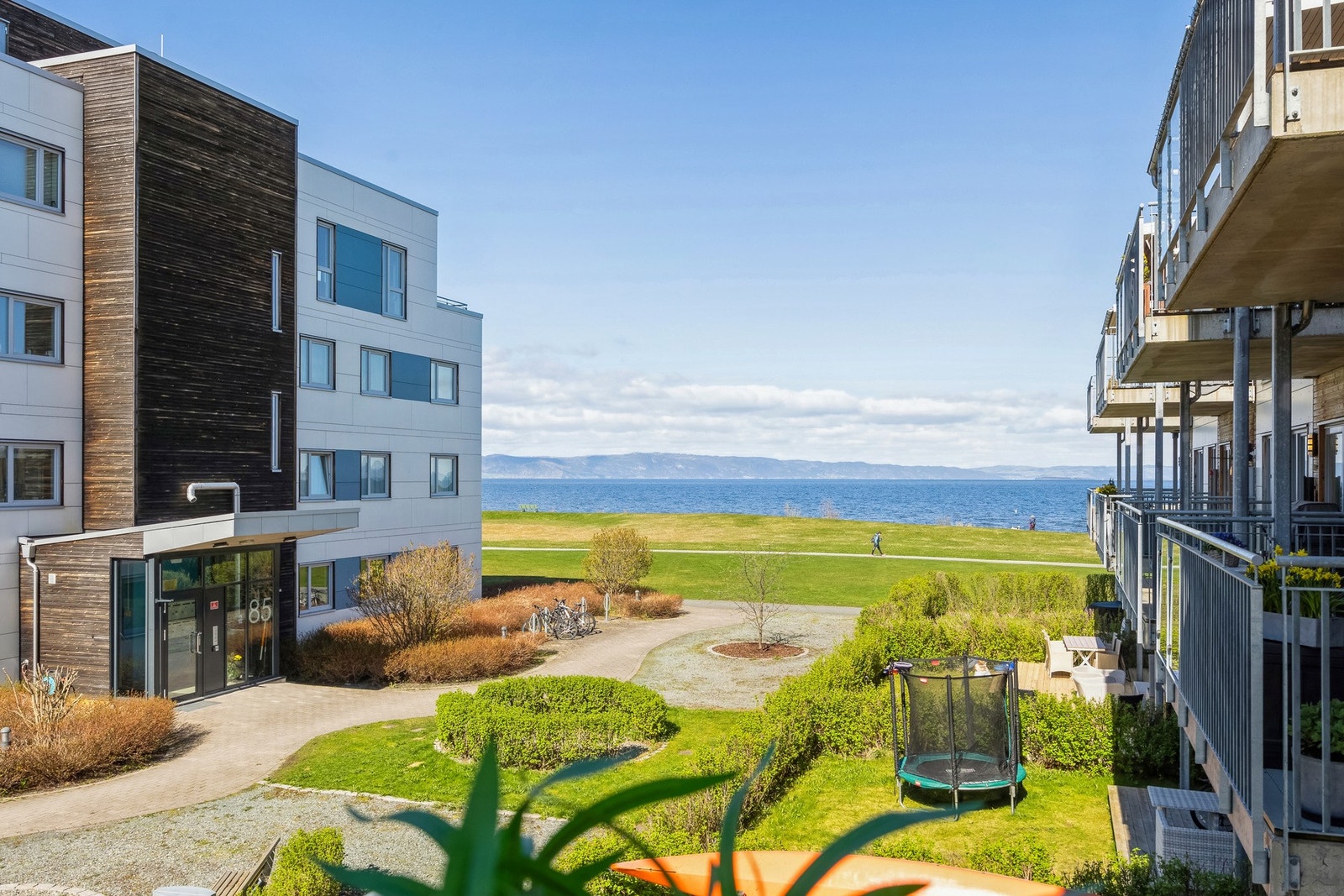 Fin utsikt over et utrolig attraktivt uteområde. Galleribilde