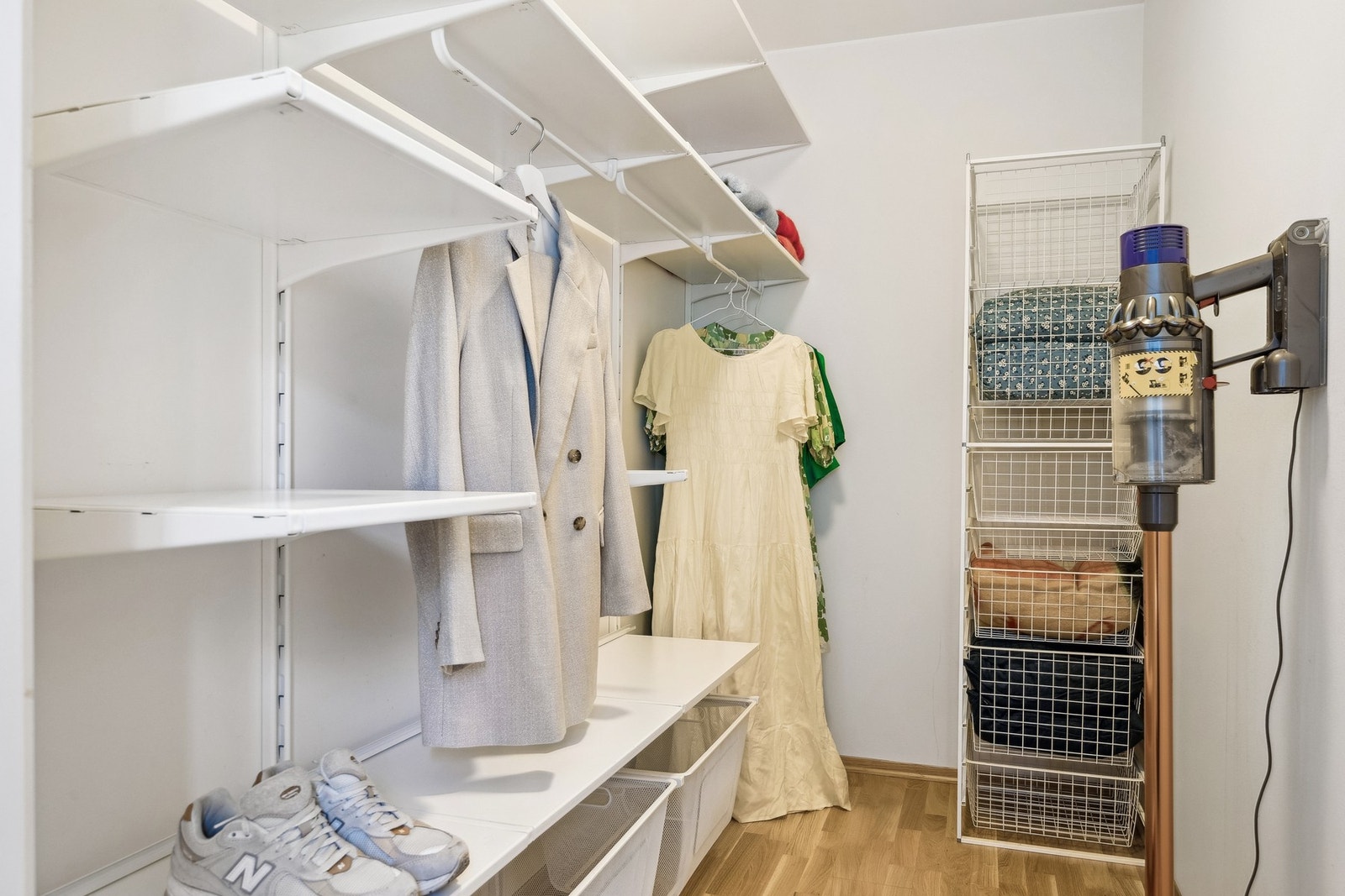 Intern bod/walk-in closet med god plass til oppbevaring. Galleribilde