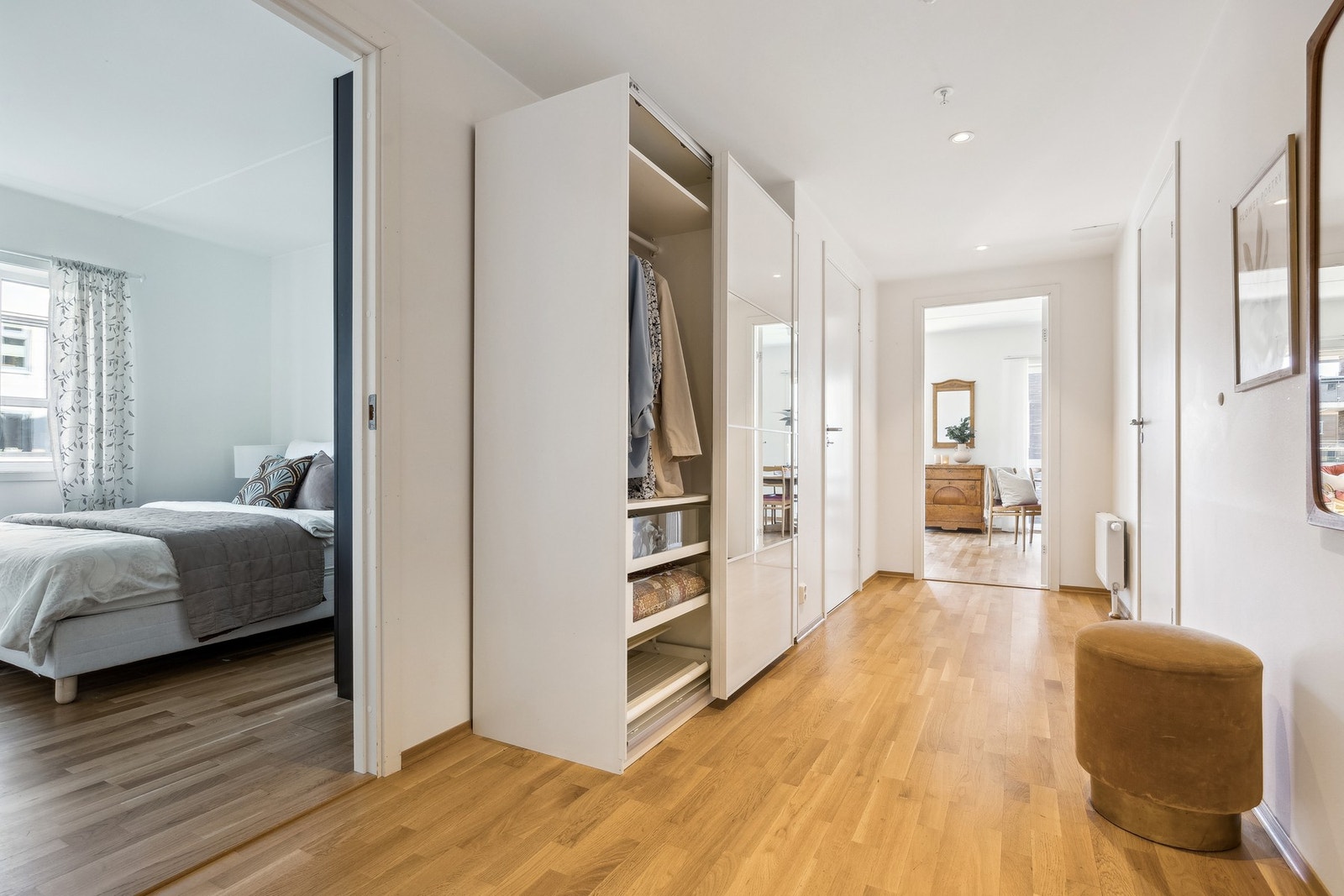 Luftig gang fra entreen, gjennomgående god standard. Galleribilde