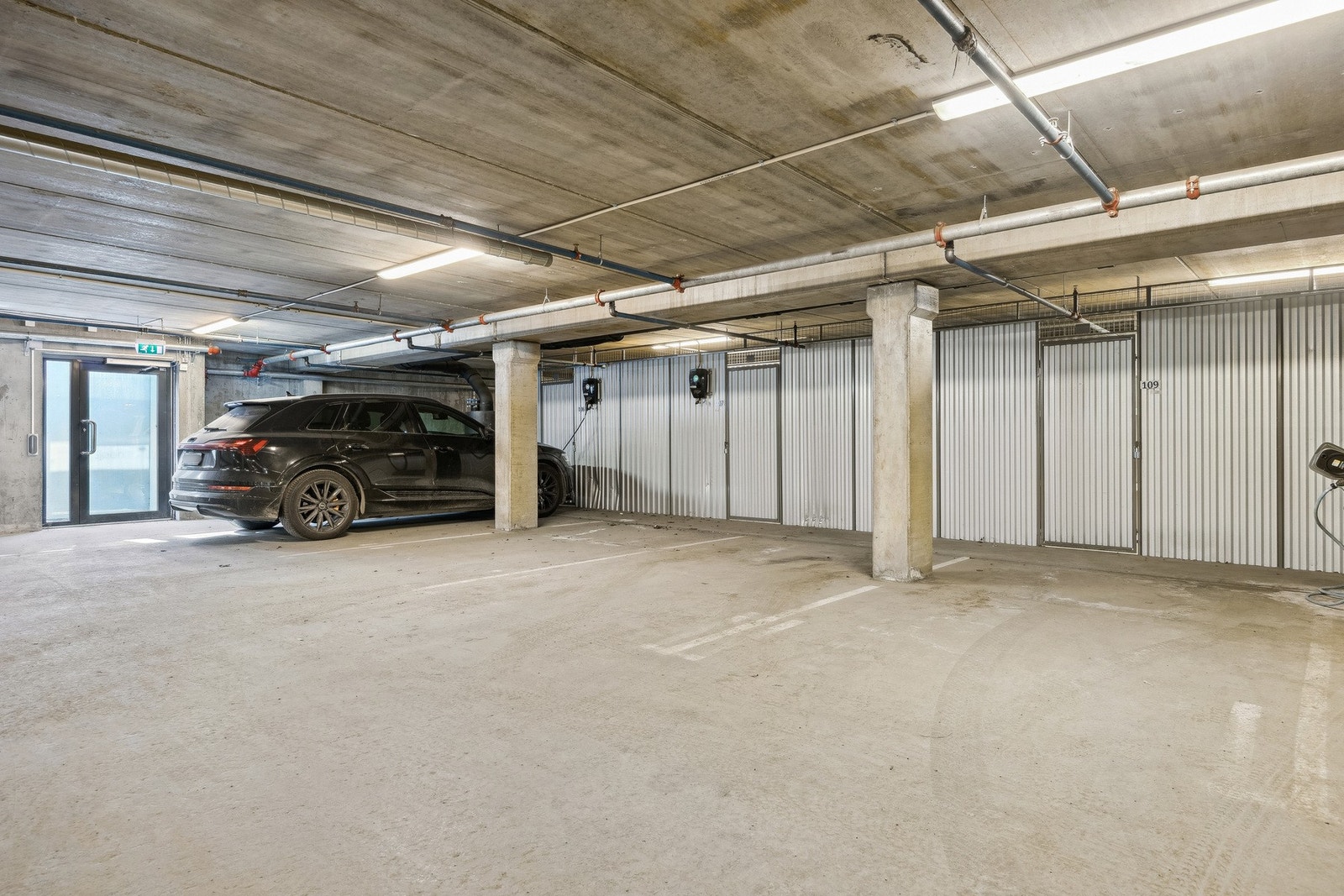 Parkeringsplass i felles parkeringskjeller. Galleribilde