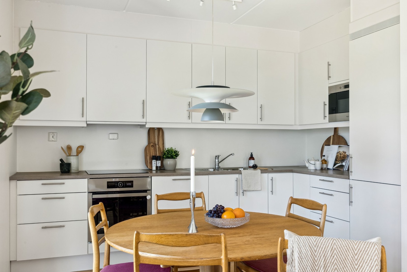 Sigdal kjøkkeninnredning med glatte fronter. Galleribilde